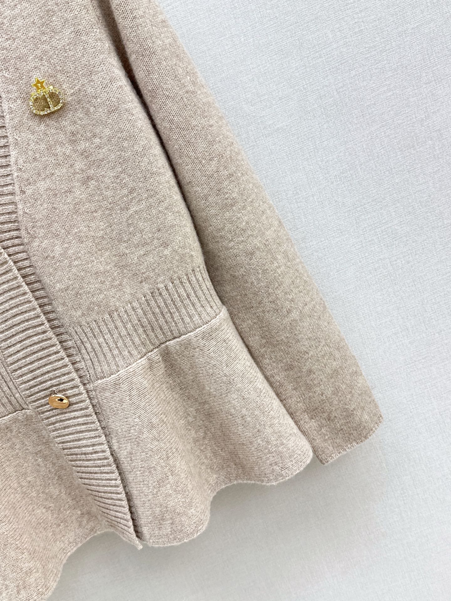 CD 26ss ruffle v-neck sweater