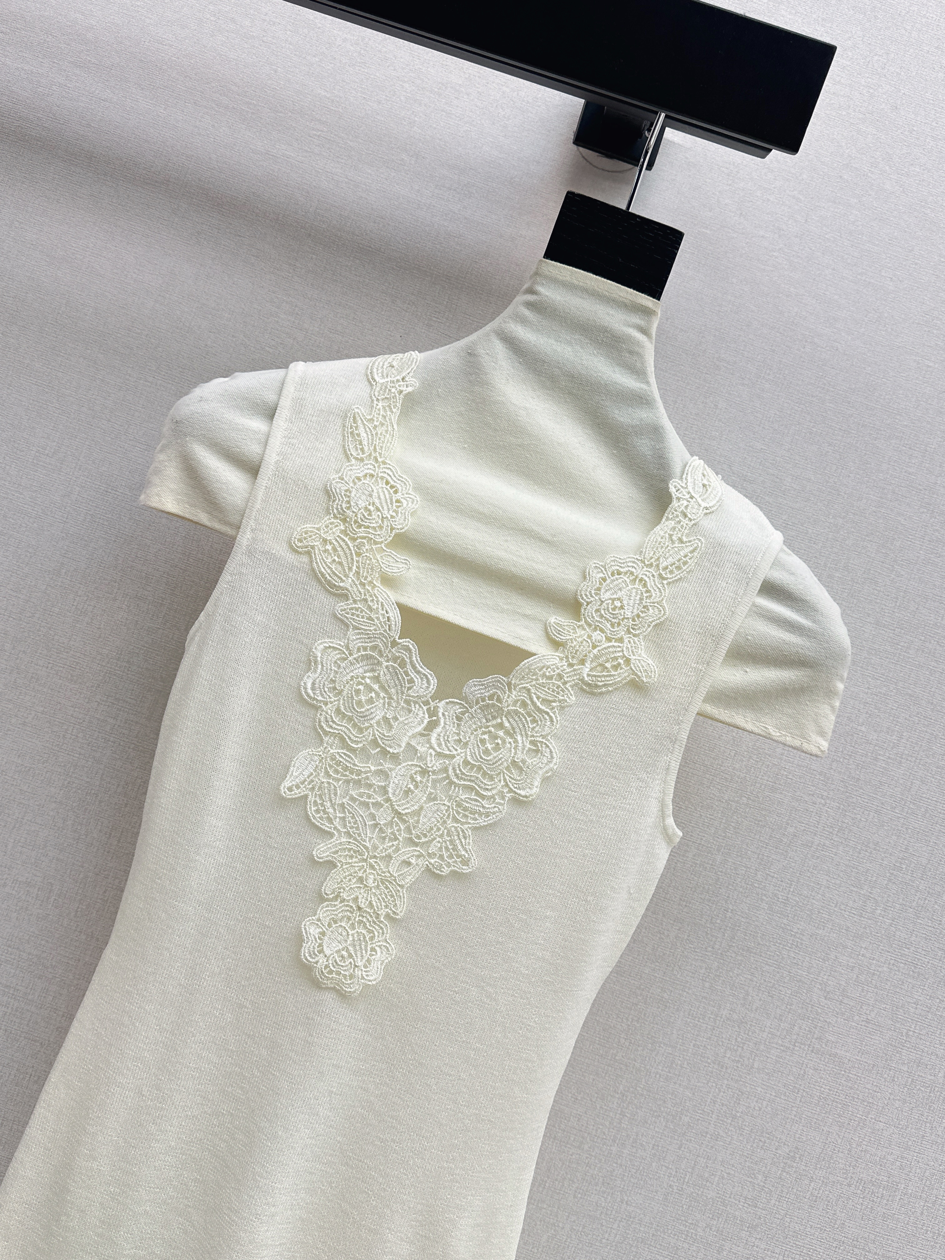 Chol 26ss lace contrac sleeveless vest