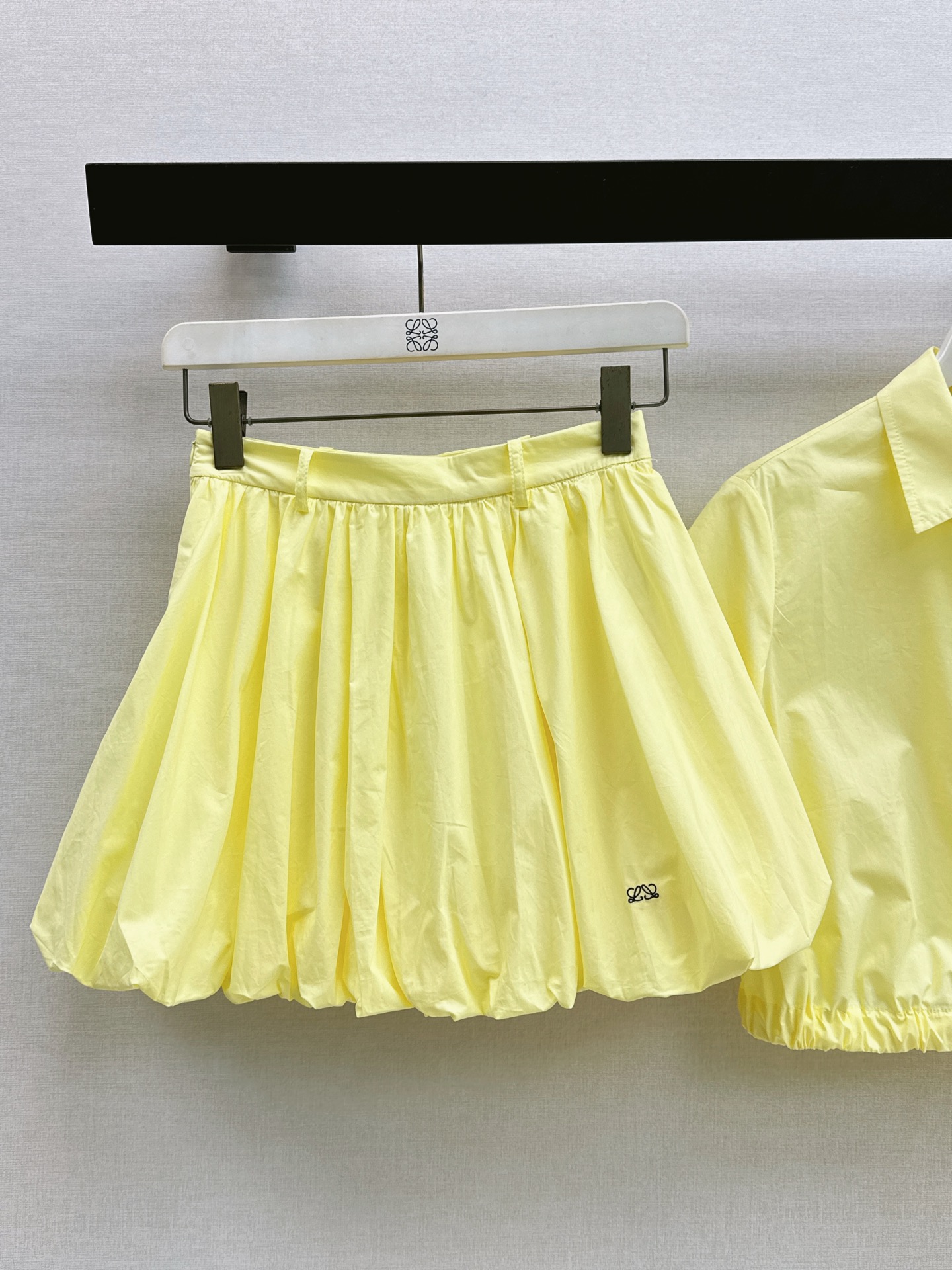 Loe 26ss cropped shirt mini skirt set