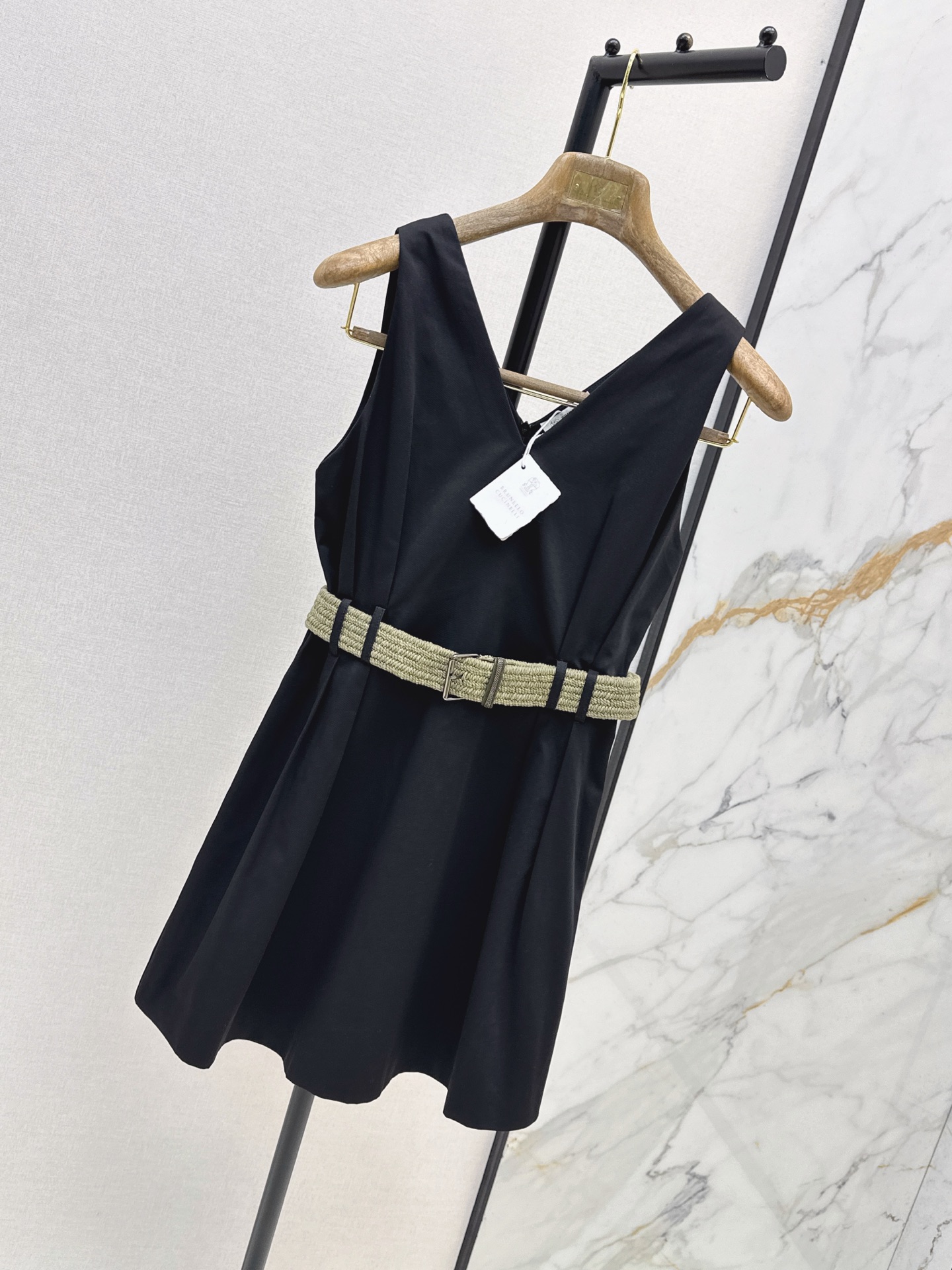 Brun 26ss v-neck sleeveless belted dress