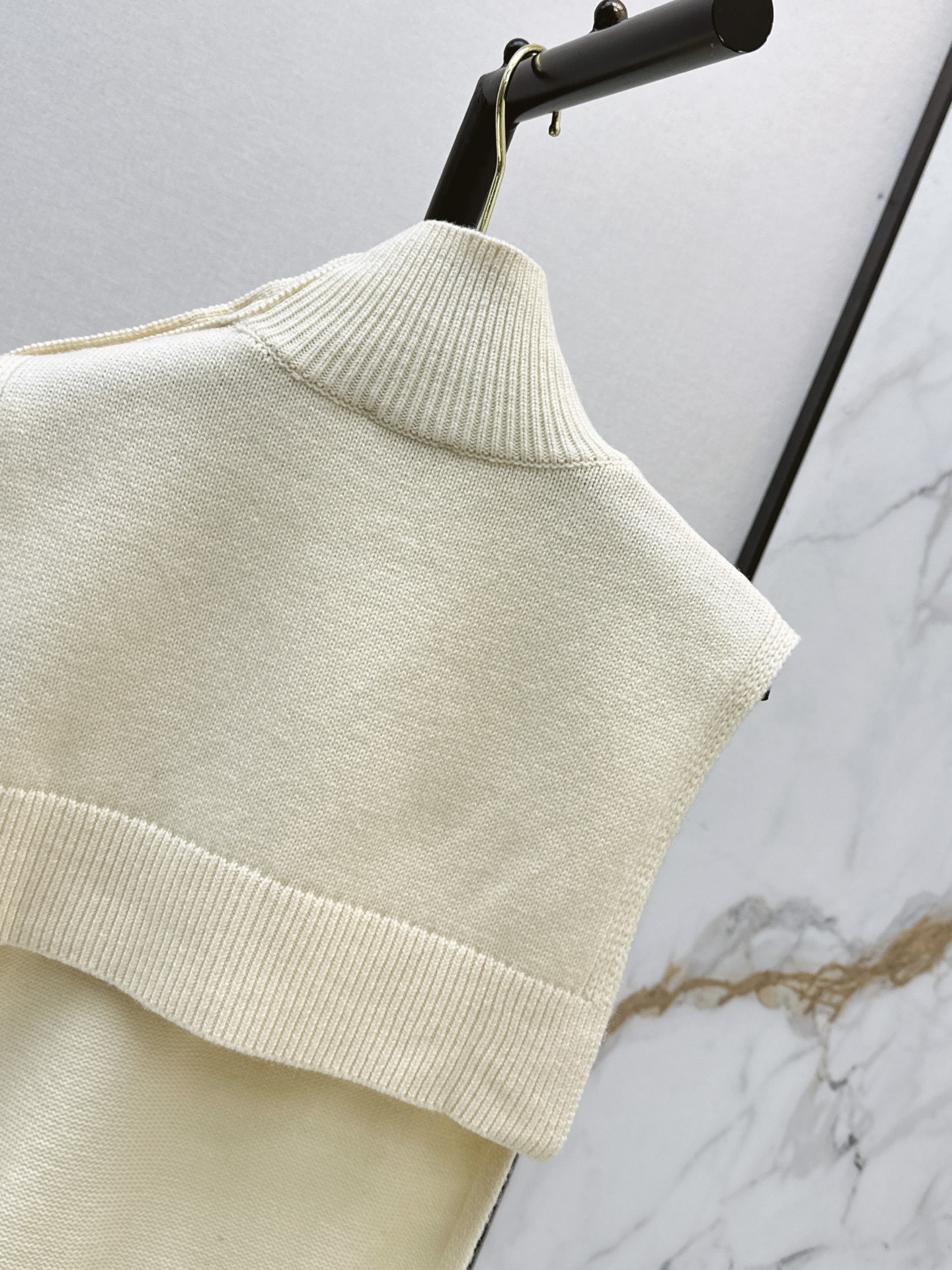 Chan 26ss high neck vest cape