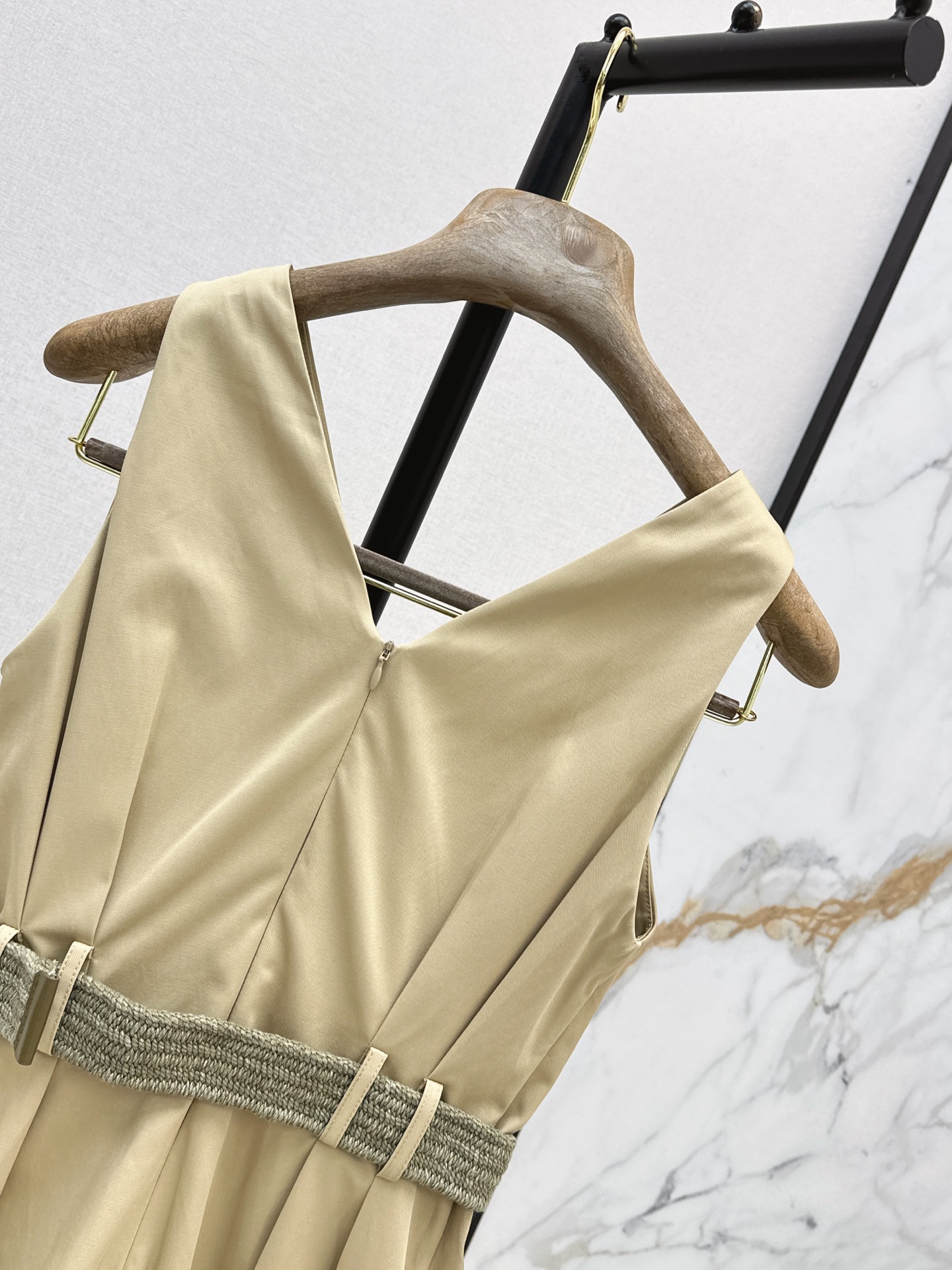 Brun 26ss v-neck sleeveless belted dress