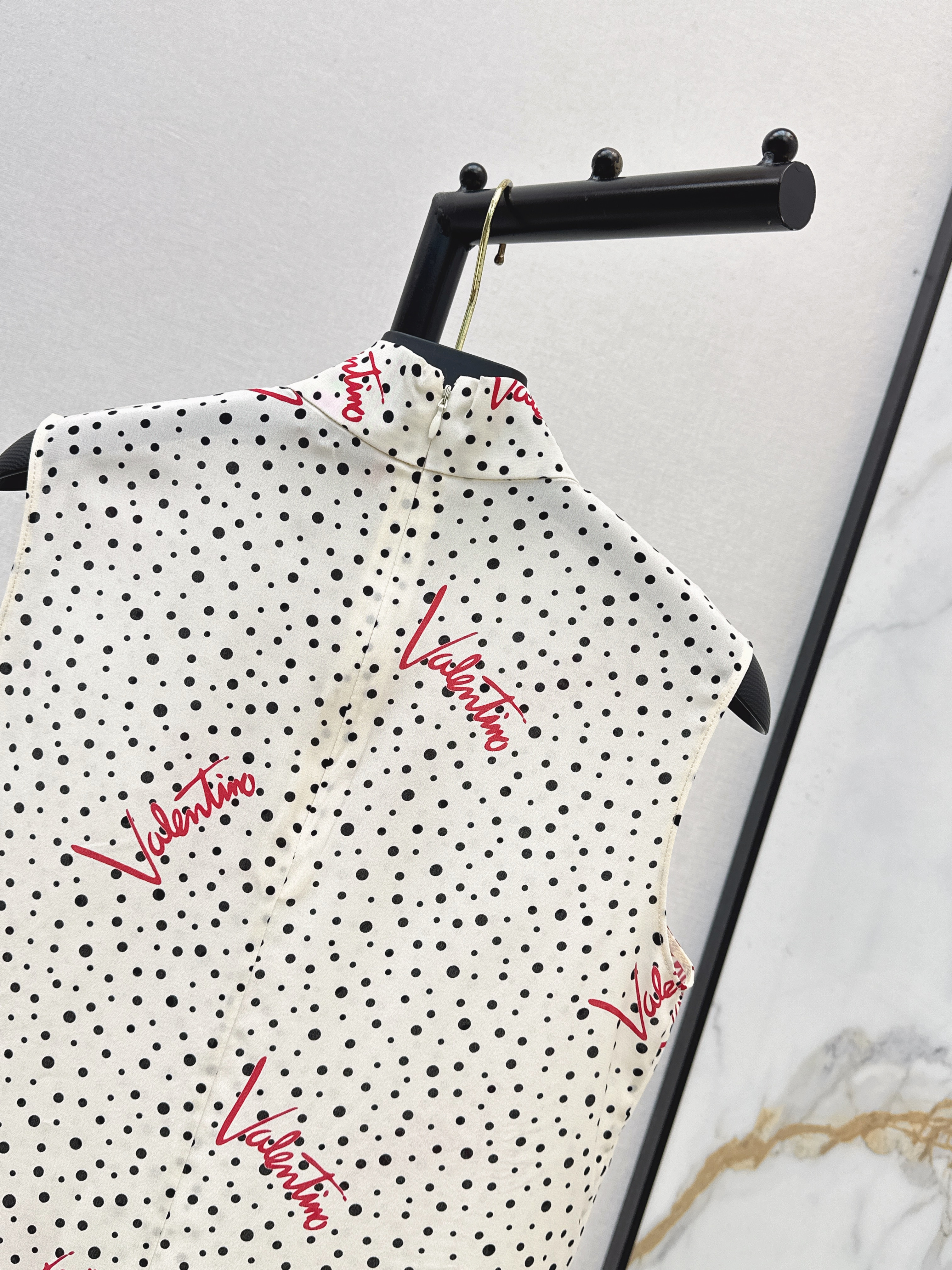 Valen 26ss sleeveless silk shirt