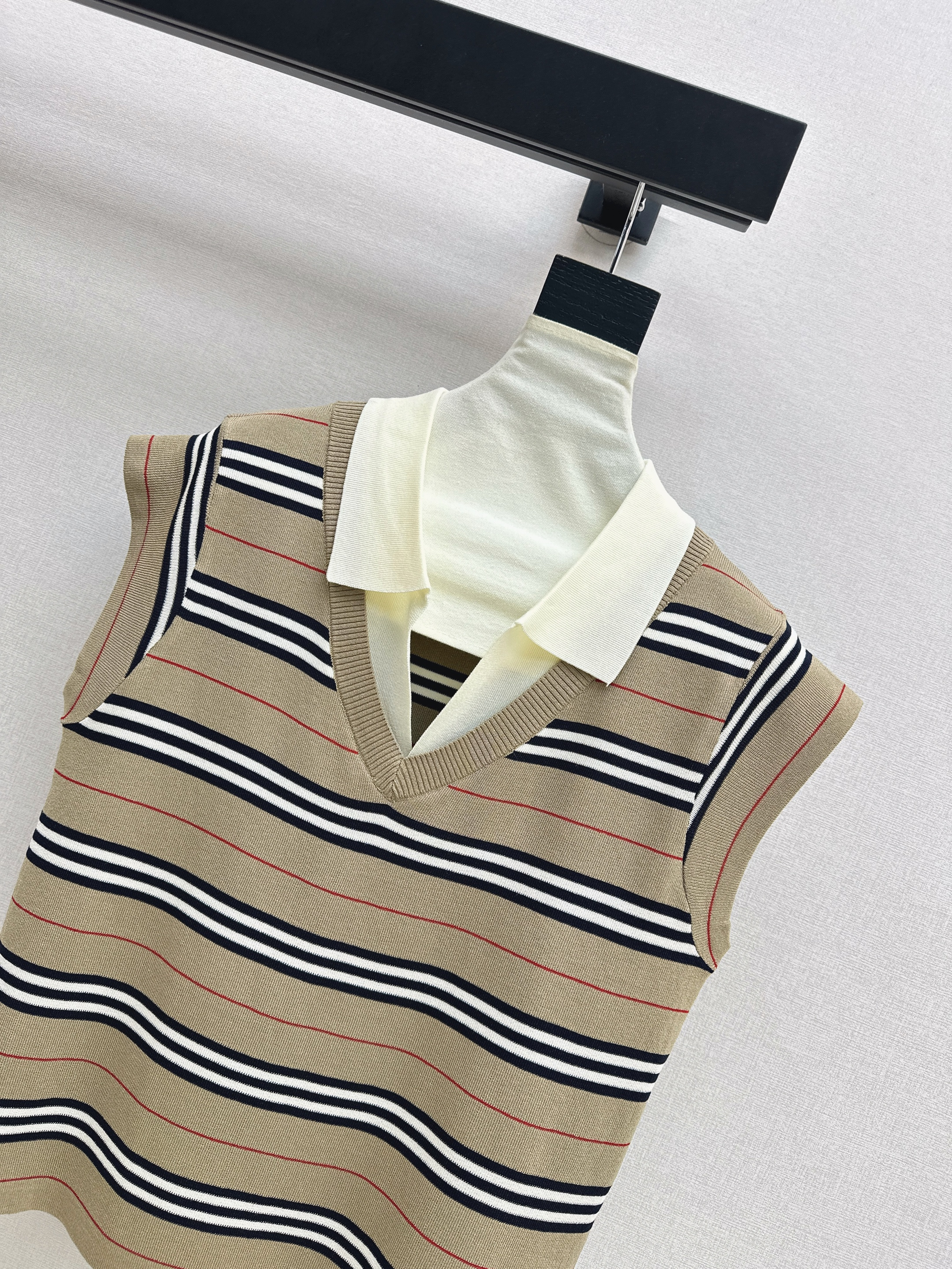 Bur 26SS Striped V-Neck Knit Vest Top