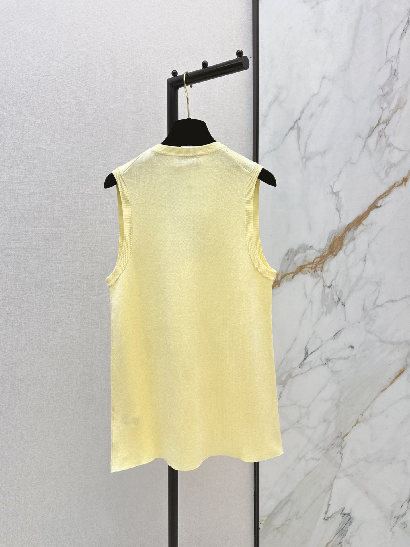 Chan 26ss v-neck sleeveless knitwear