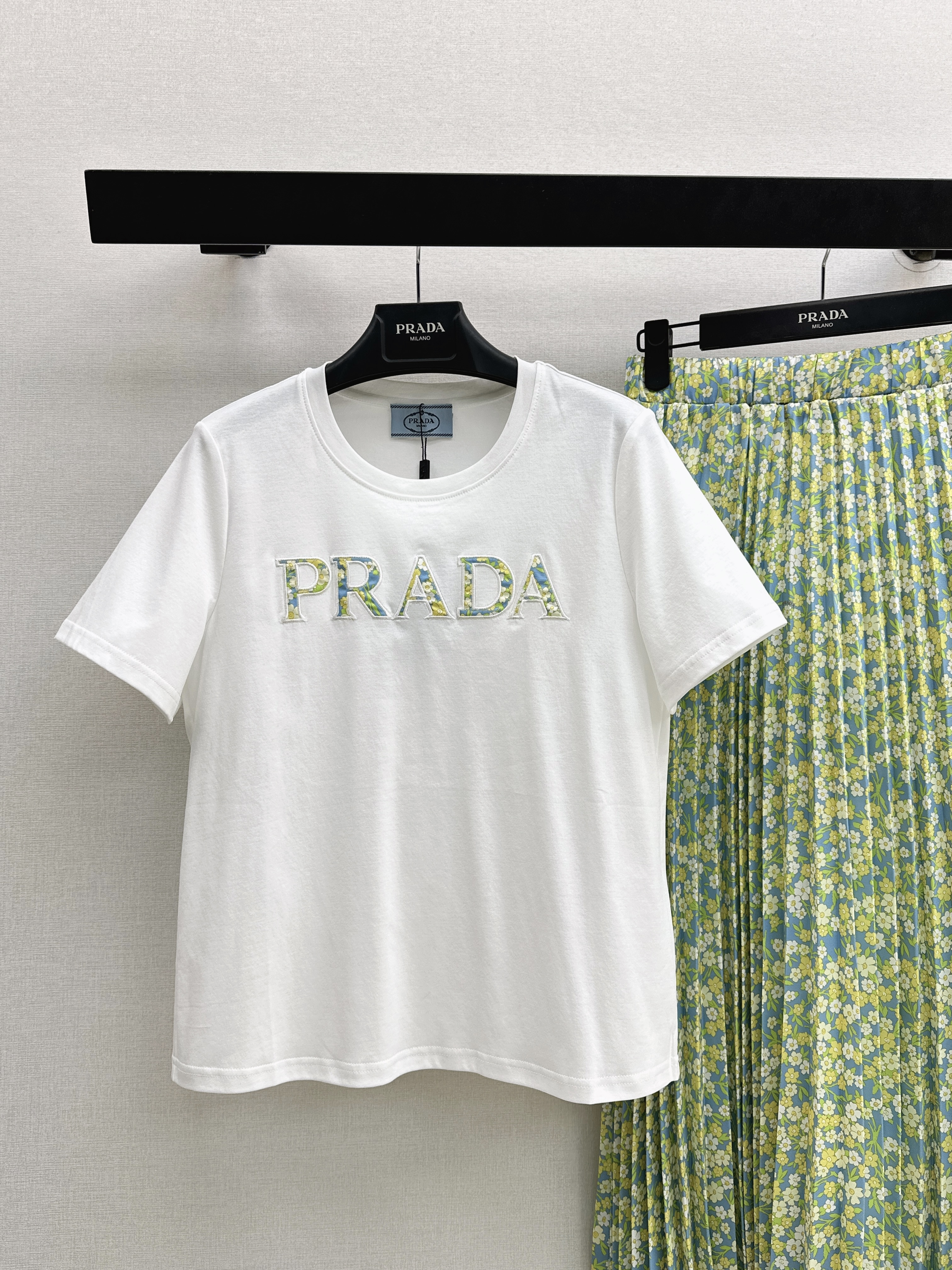 Pra 26ss t-shirt pleated skirt set