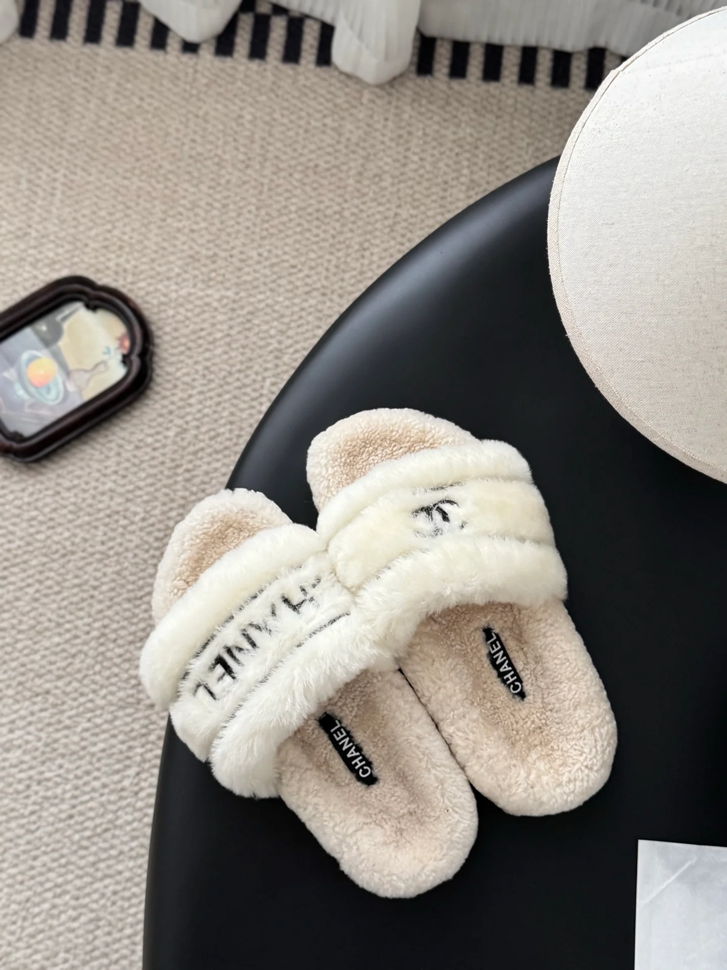 Chan 25fw fluffy slipper
