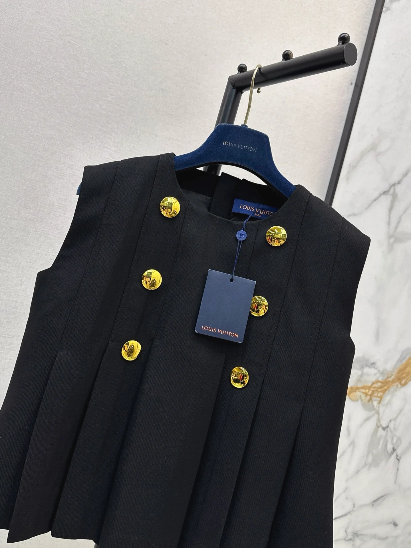 Louis 25fw pleated vest