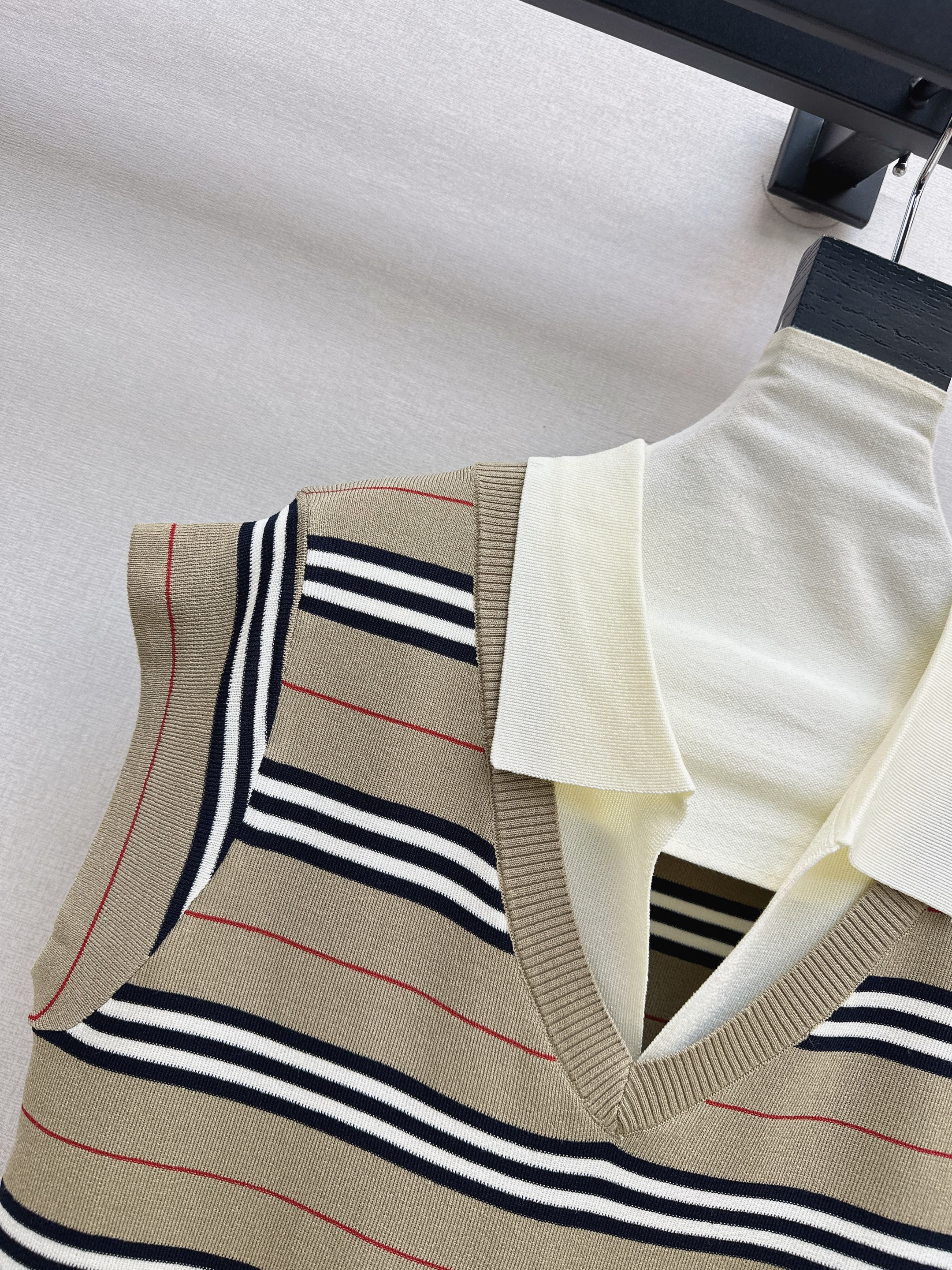 Bur 26SS Striped V-Neck Knit Vest Top
