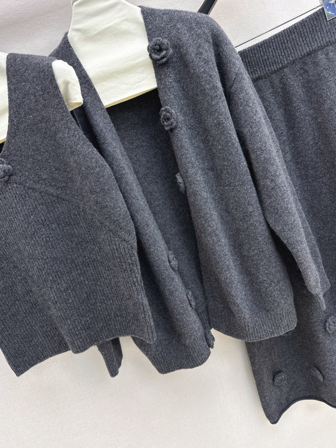 Chan 25fw vest cardigan skirt set