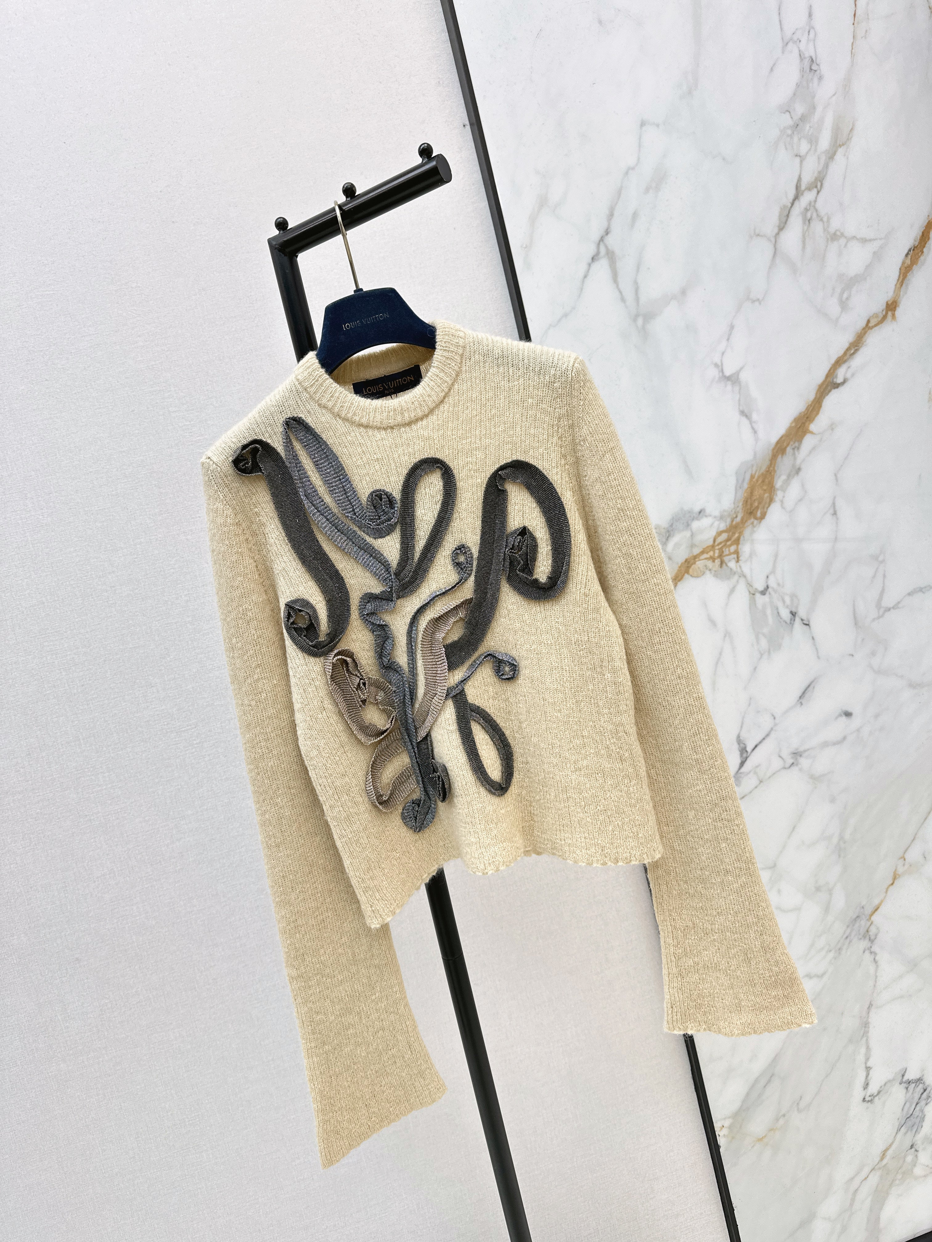 Louis 26ss rosette detail sweater