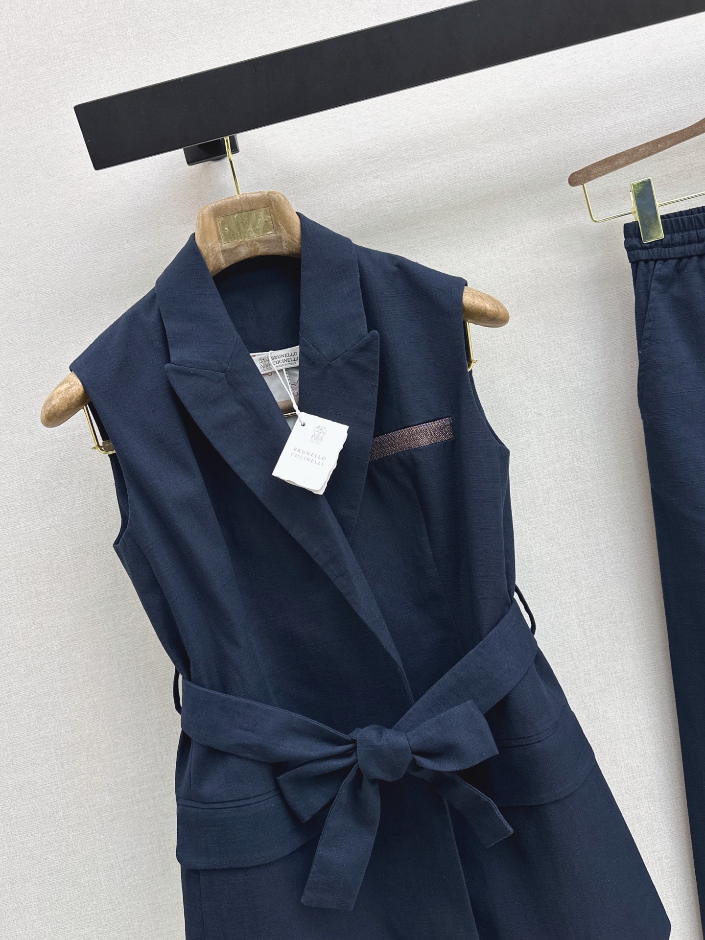 Brun 26ss sleeveless belted shirt