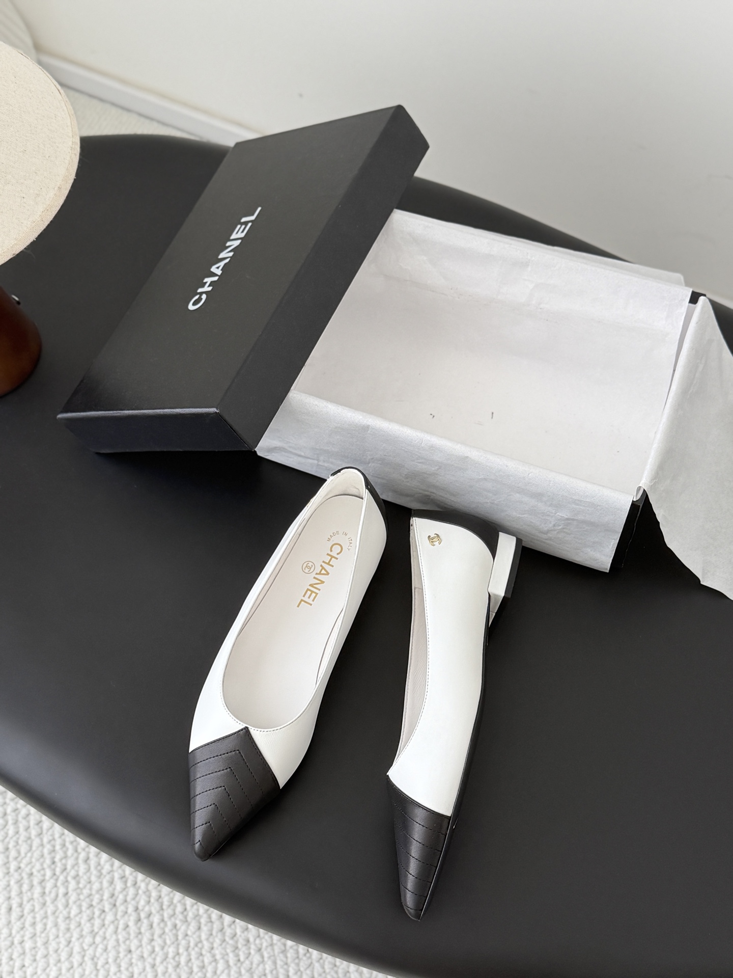 Chan 26C pointed toe flats