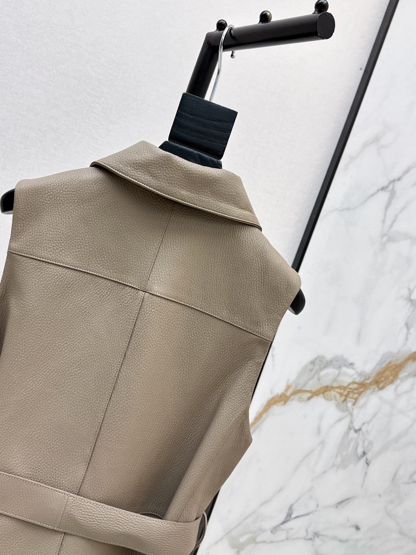 Her 26ss leather vest jacket