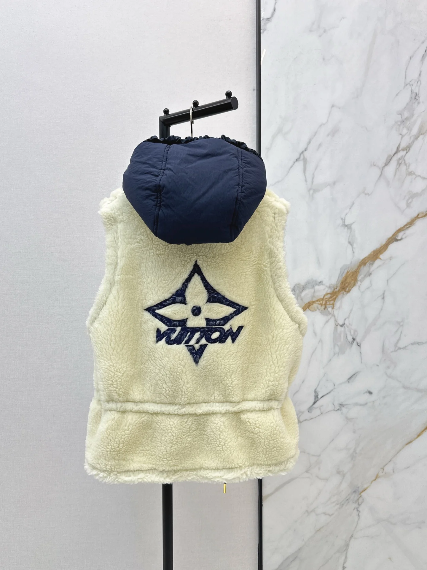 Louis 25fw fleece hooded vest