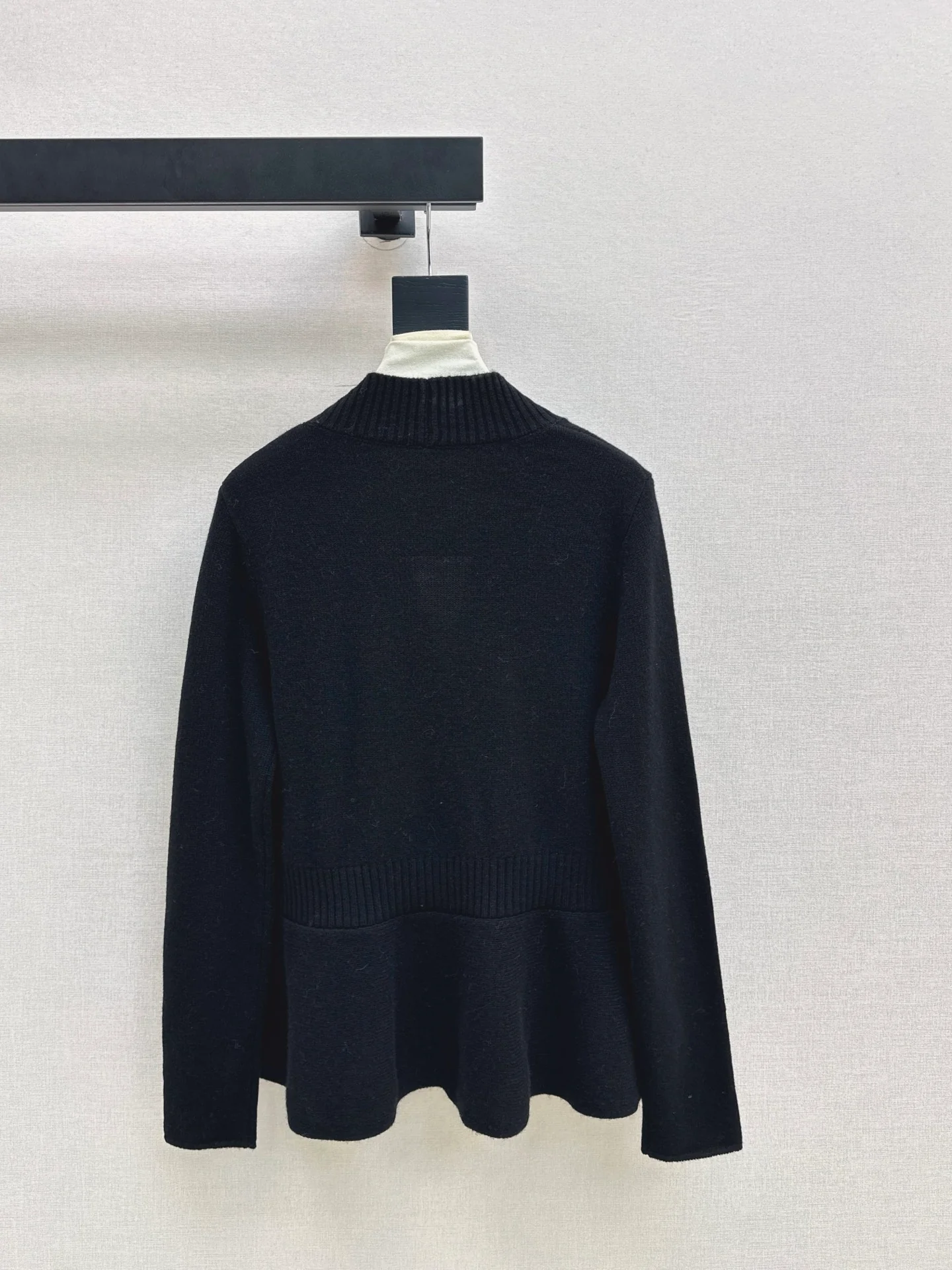 CD 26ss ruffle v-neck sweater