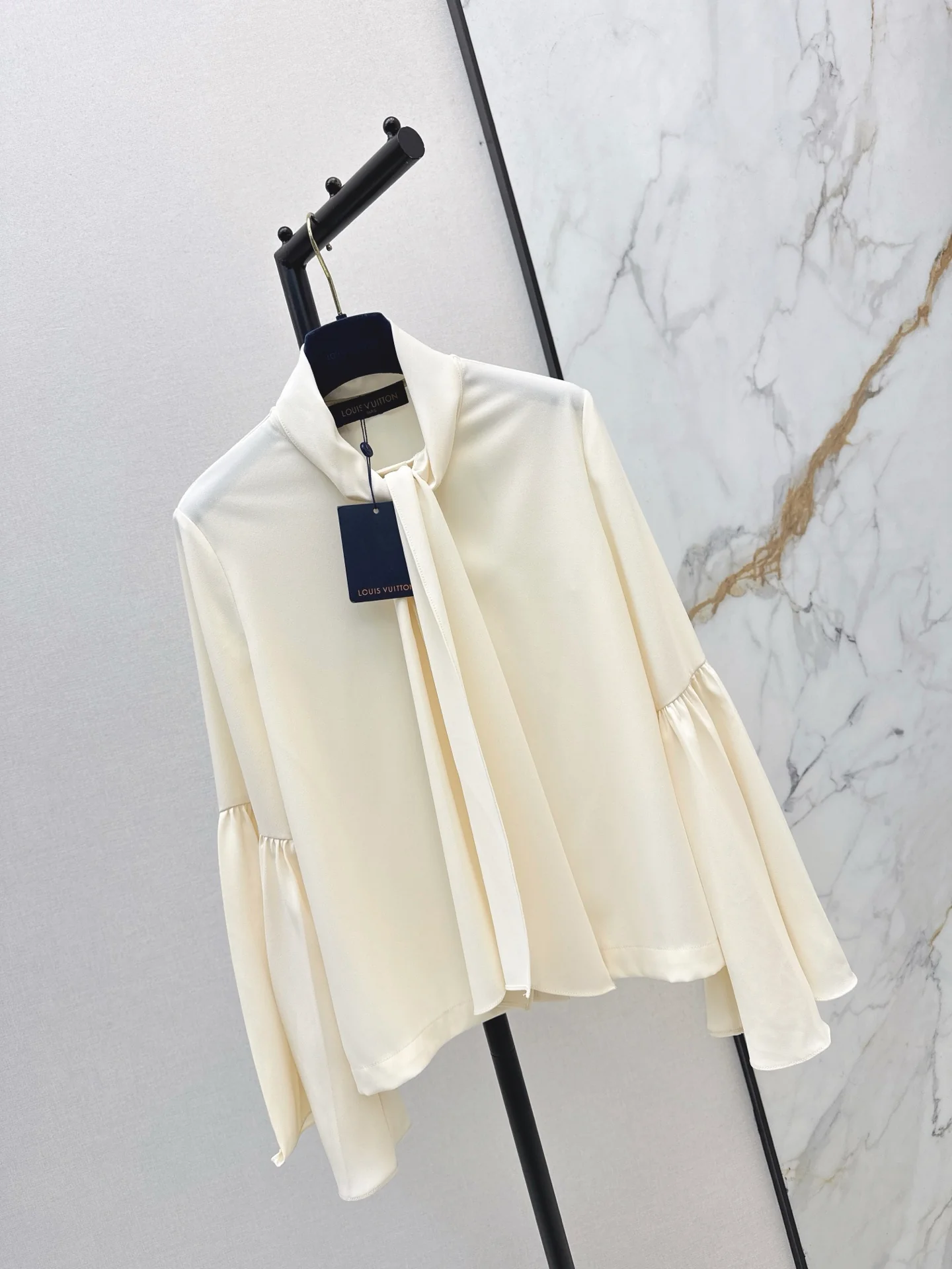 Louis 25fw ribbon flare sleeve shirt
