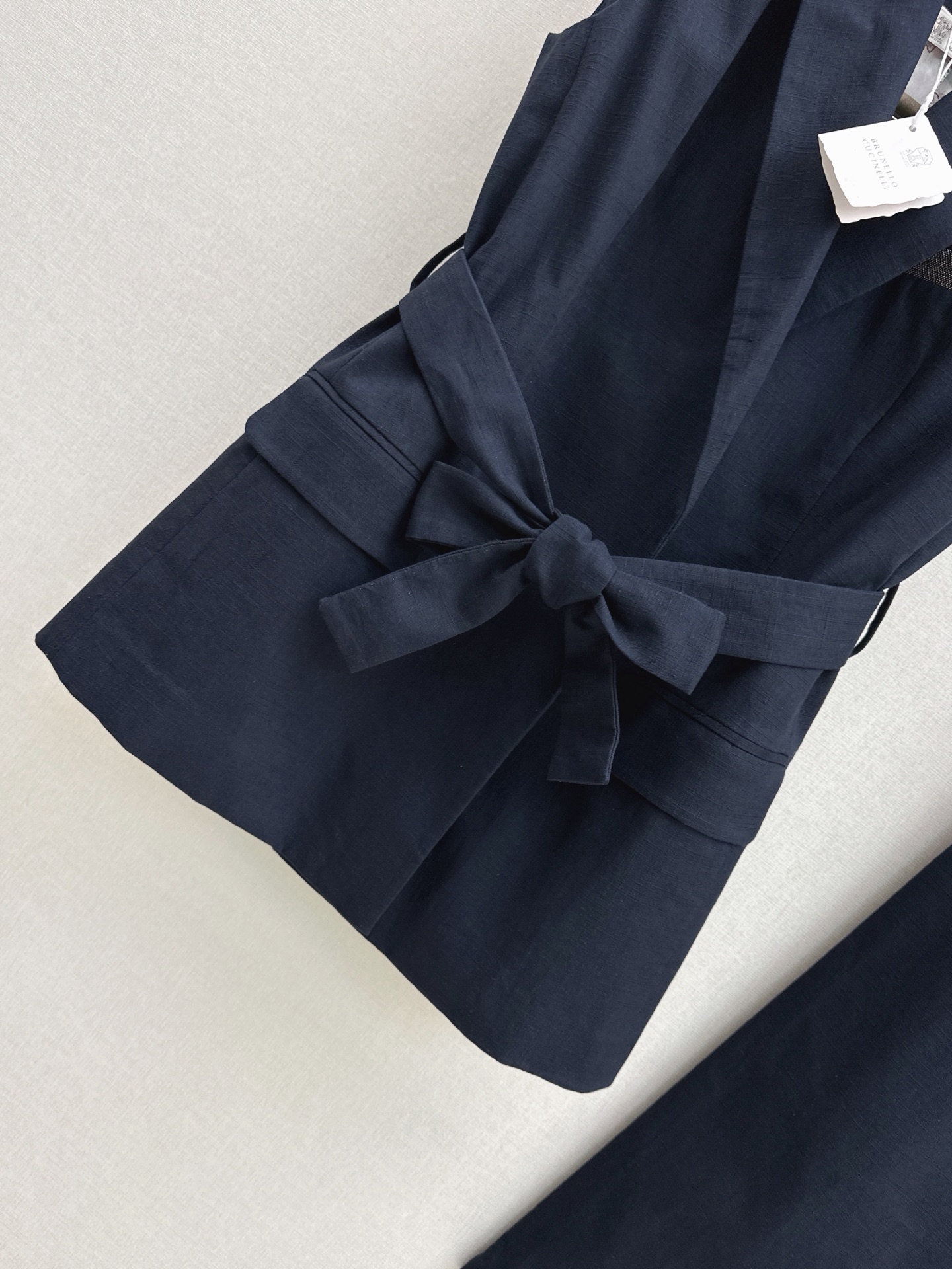 Brun 26ss sleeveless belted shirt