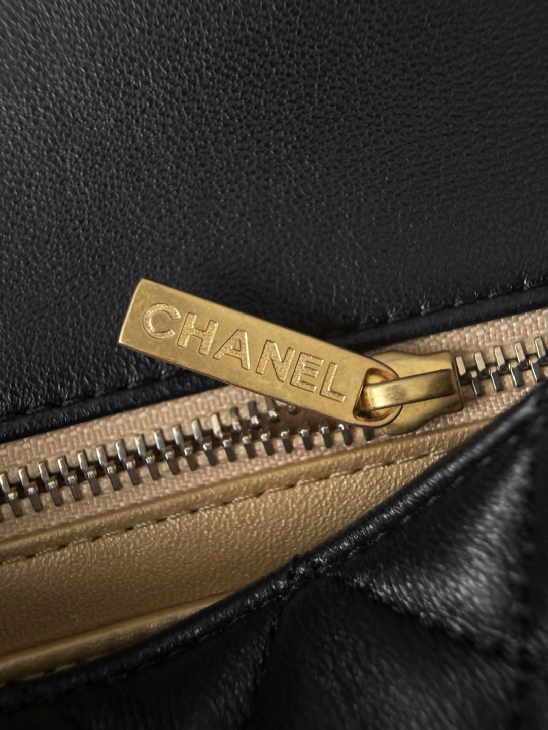 Chan 26ss flap chain bag with gold-tone hardwave