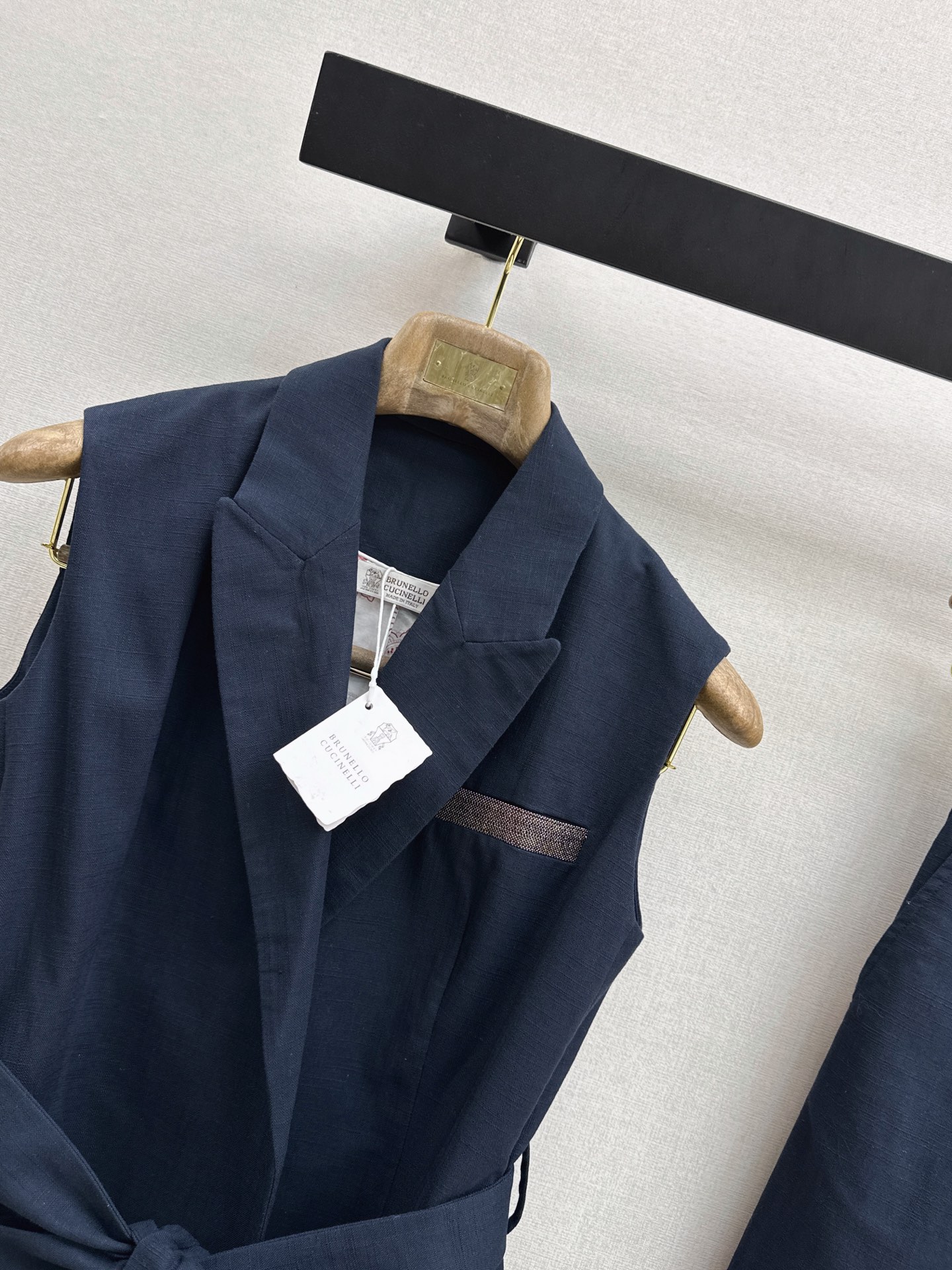 Brun 26ss sleeveless belted shirt