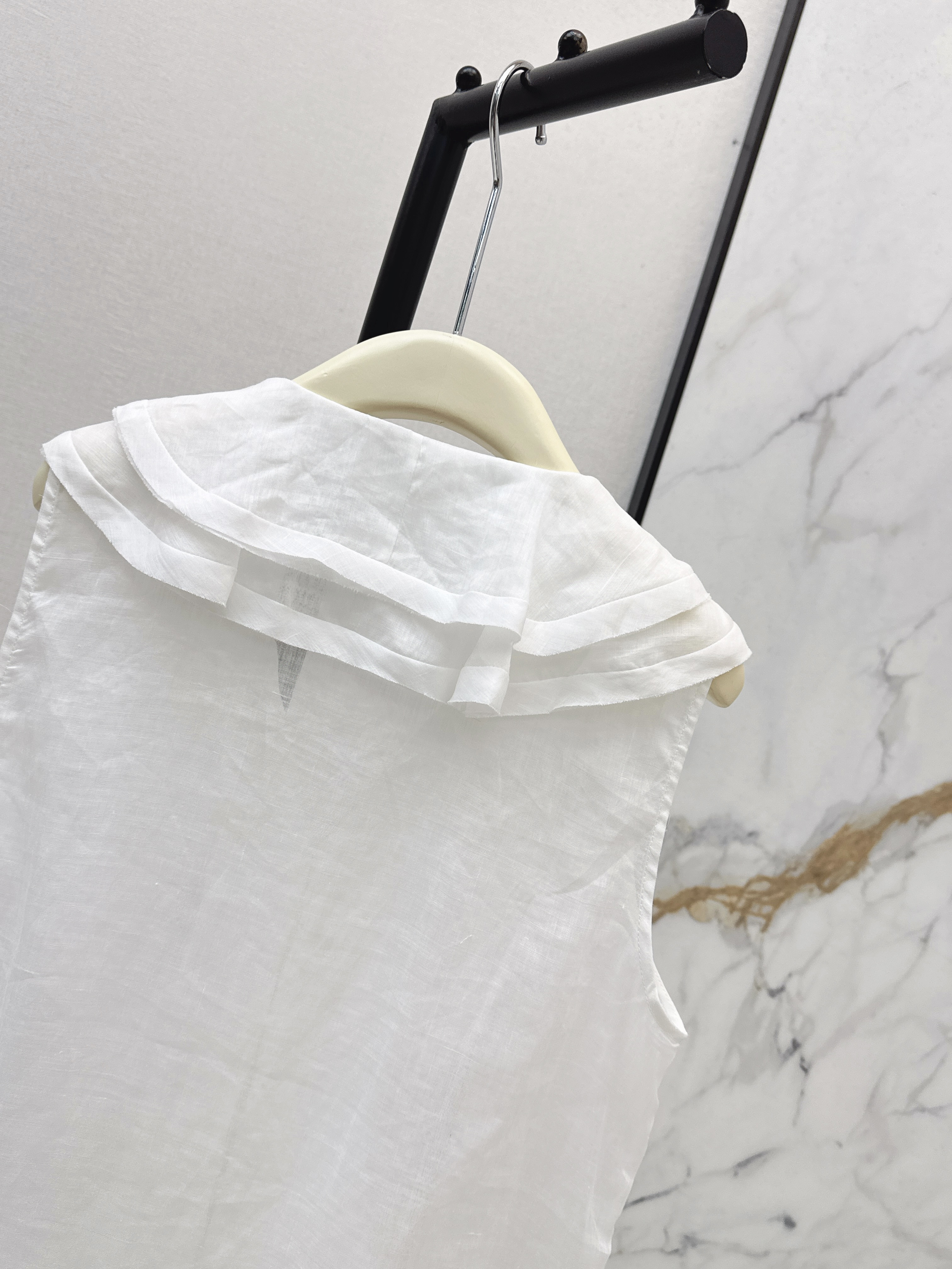 Chol 26ss ruffle sleeveless shirt