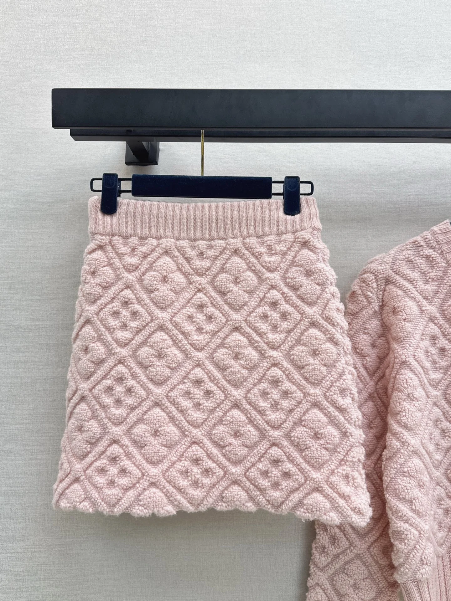 Loui 25fw cardigan skirt set