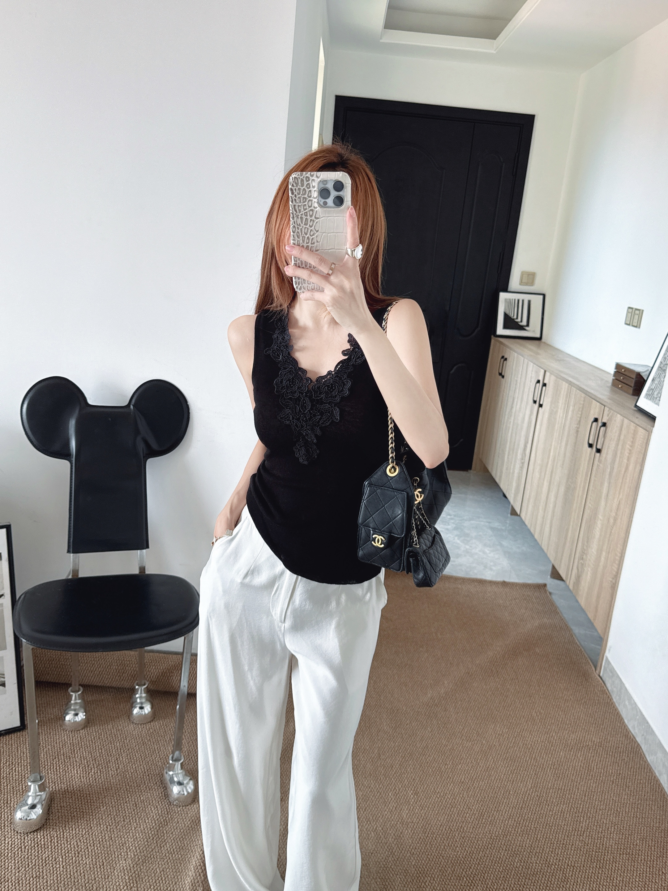 Chol 26ss lace contrac sleeveless vest
