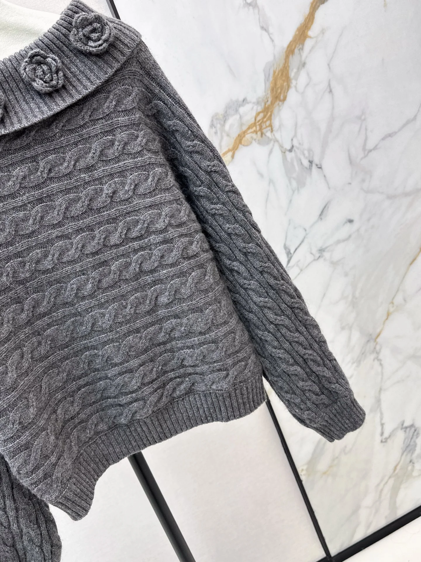 Chan 26ss off shoulder top sweater