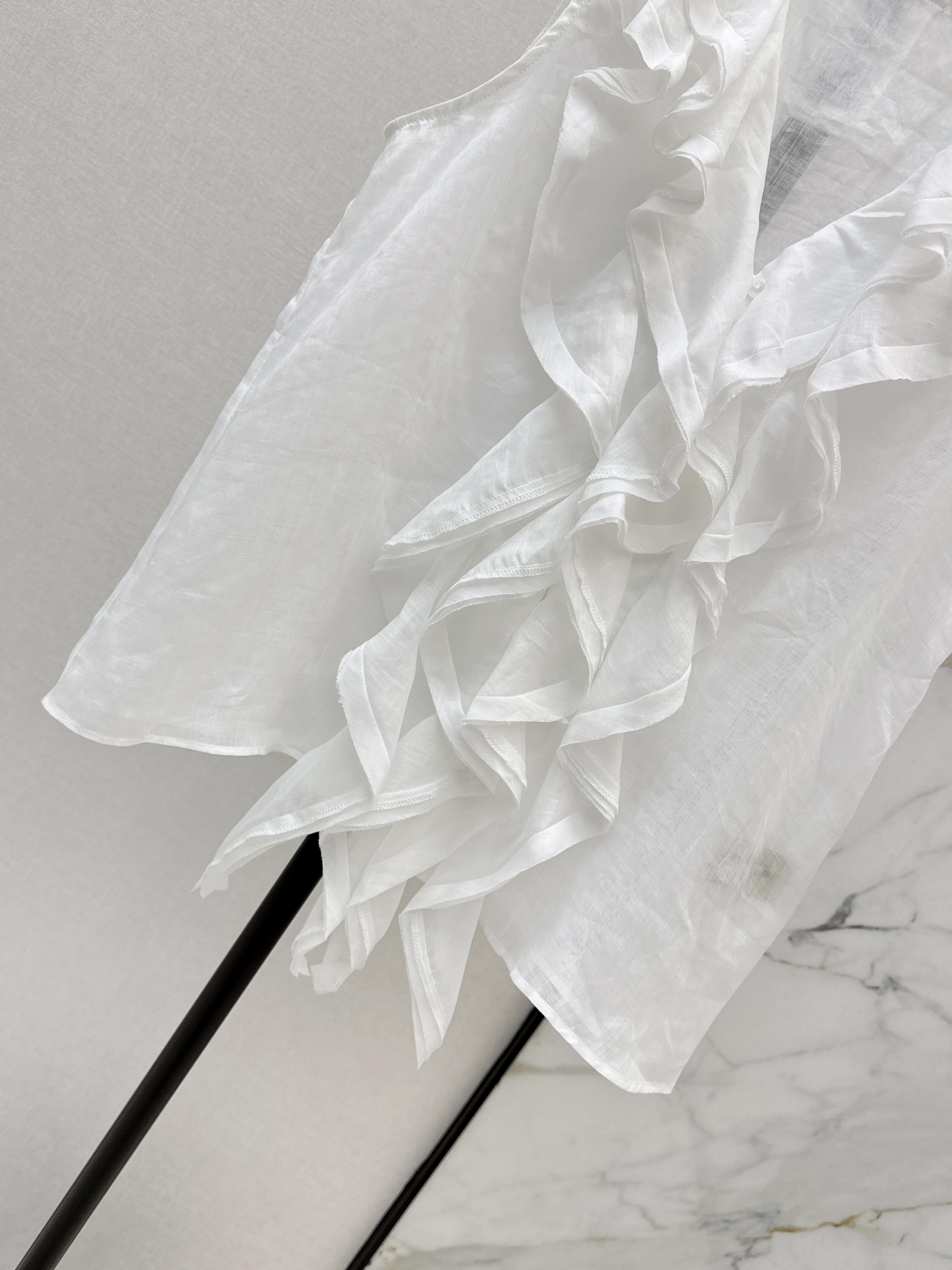 Chol 26ss ruffle sleeveless shirt
