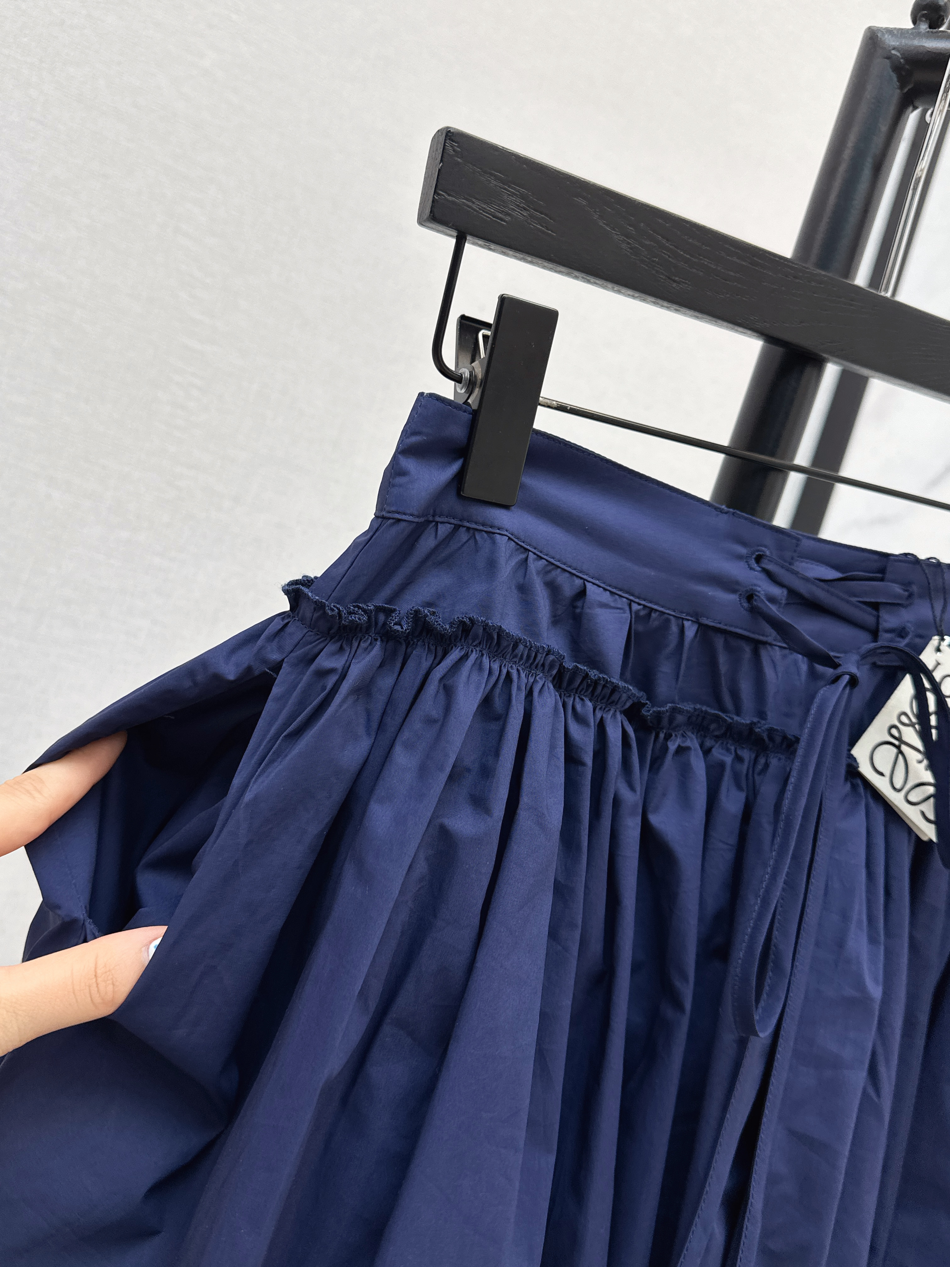 Loe 26ss ruffle mini skirt