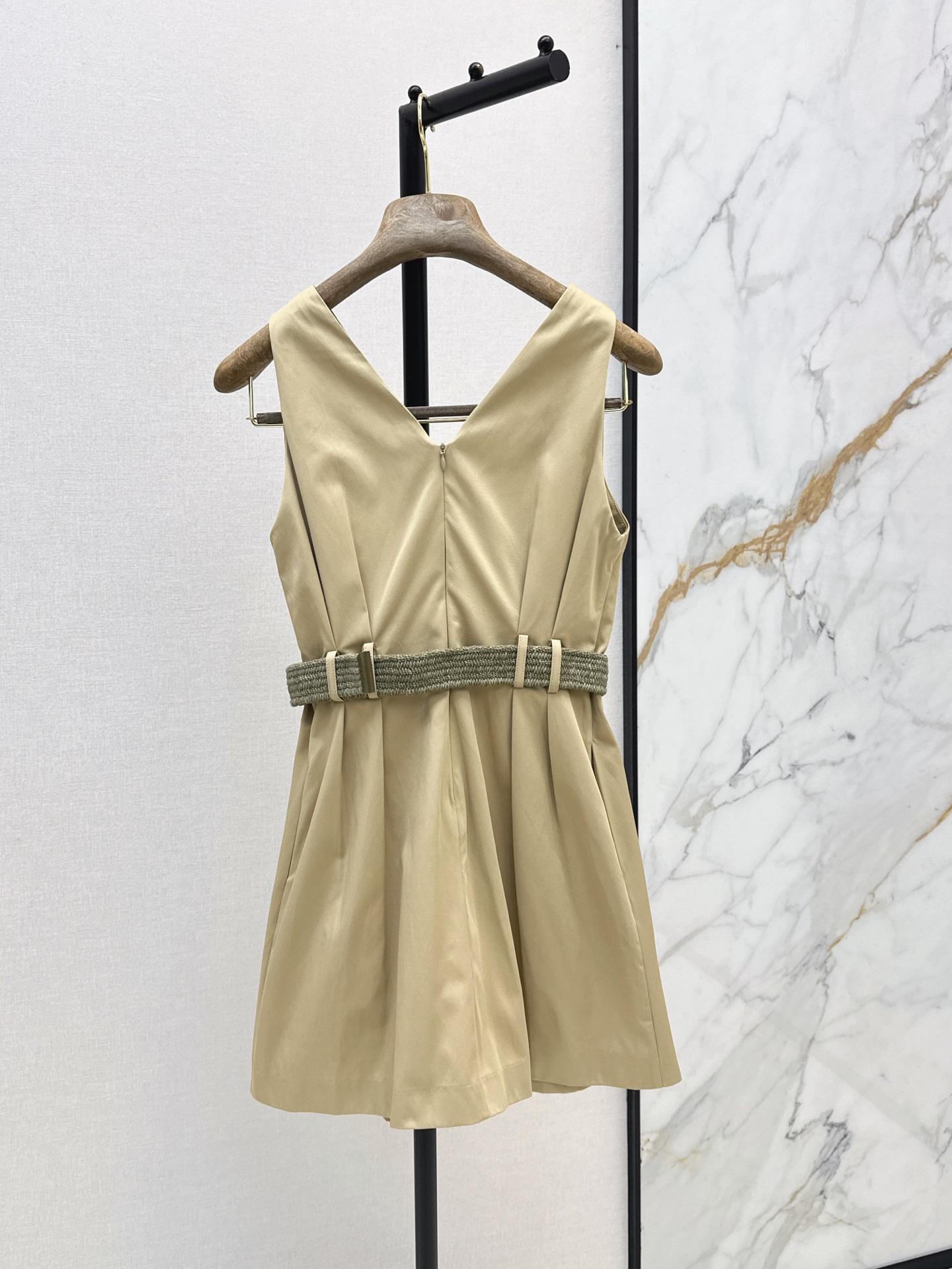 Brun 26ss v-neck sleeveless belted dress