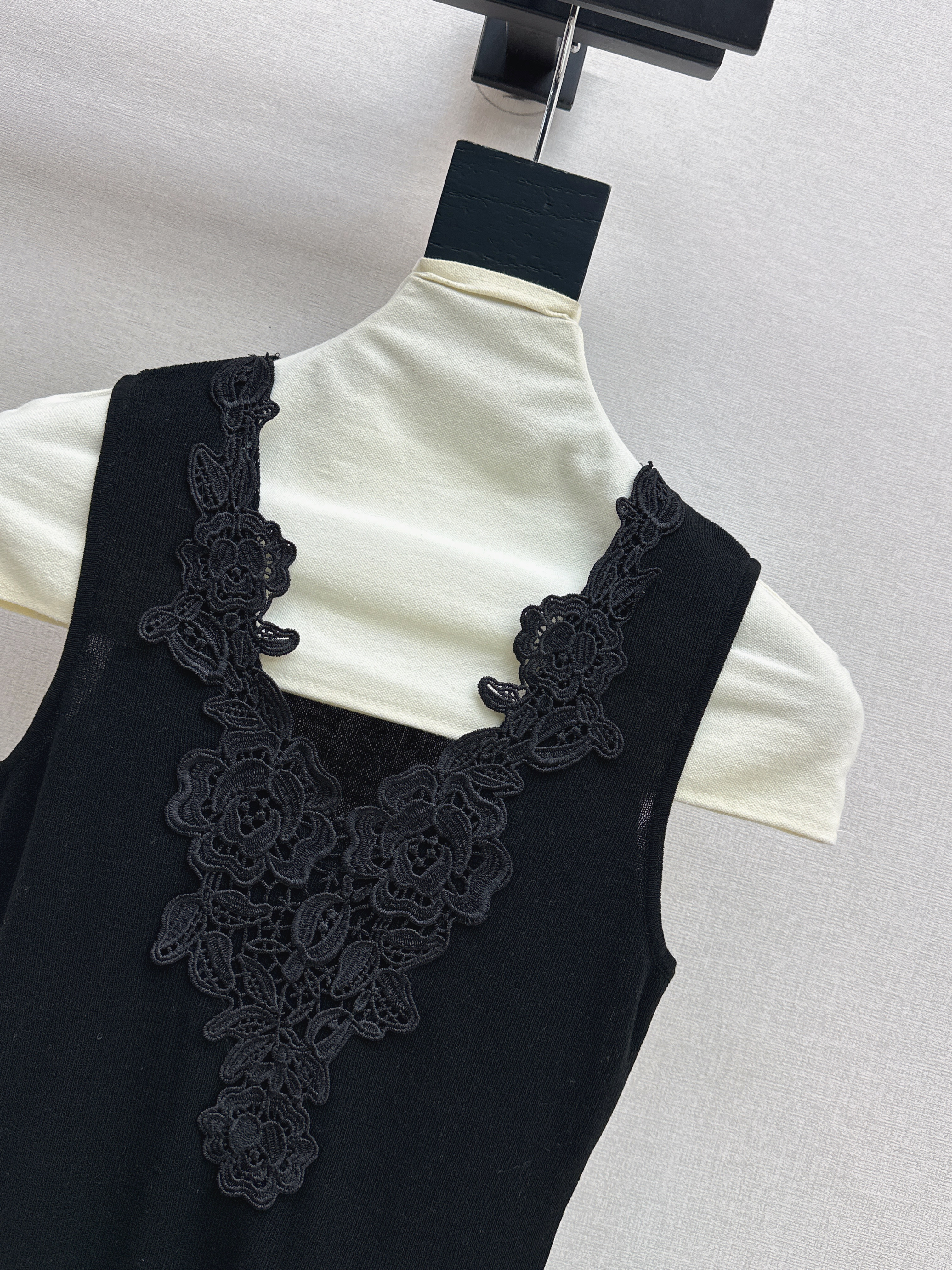 Chol 26ss lace contrac sleeveless vest