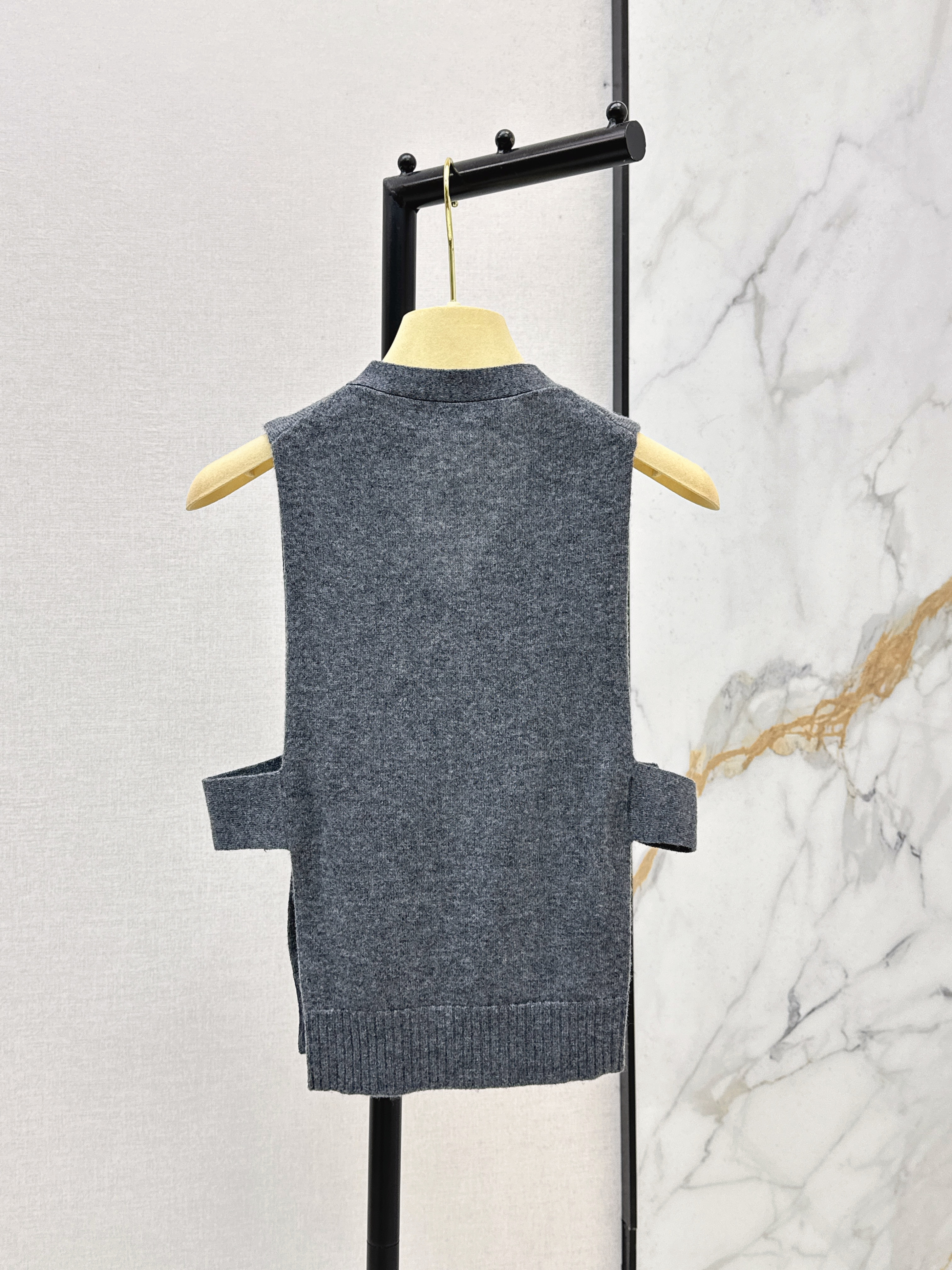 Miu 26ss cashmere vest