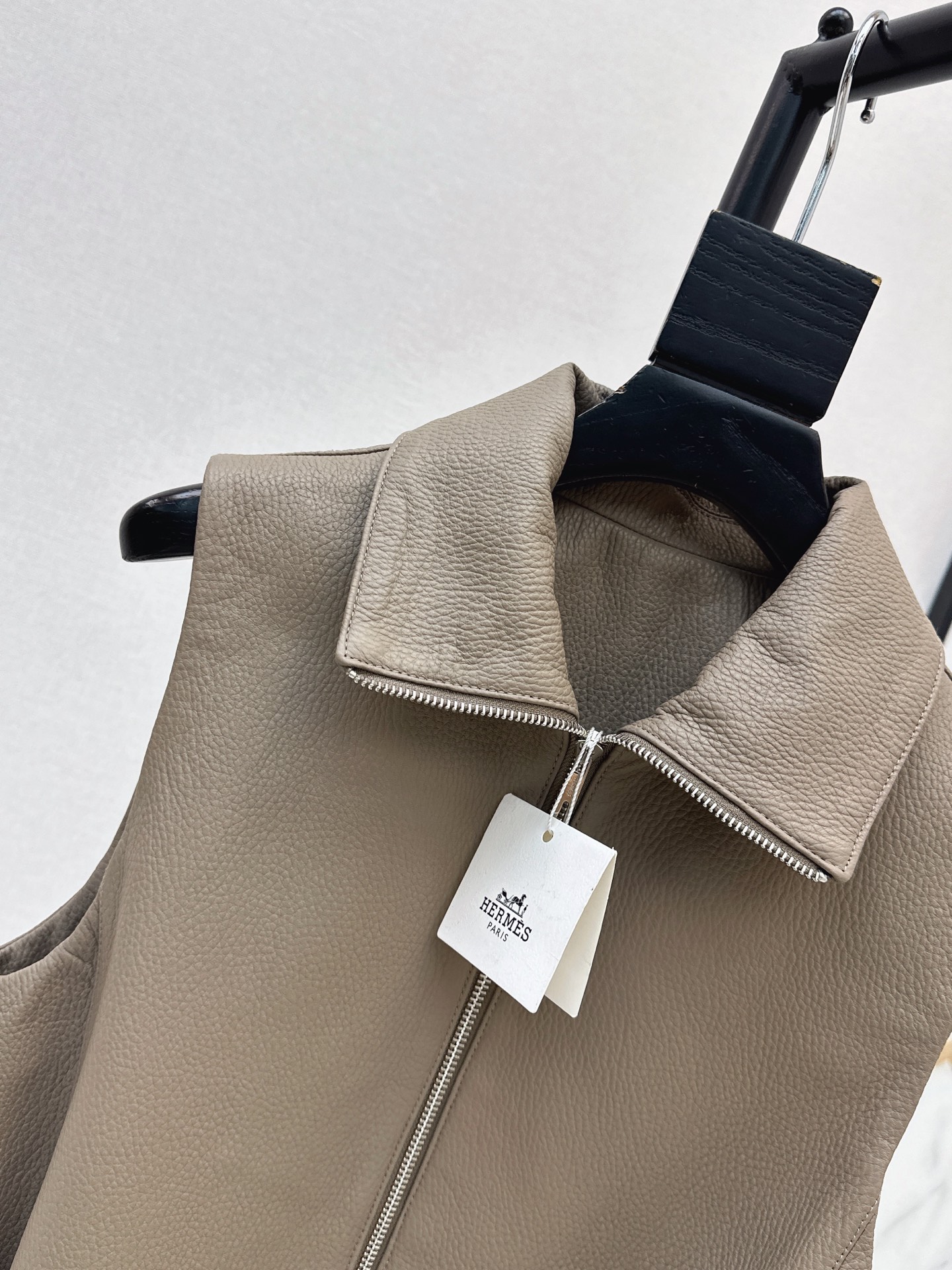 Her 26ss leather vest jacket