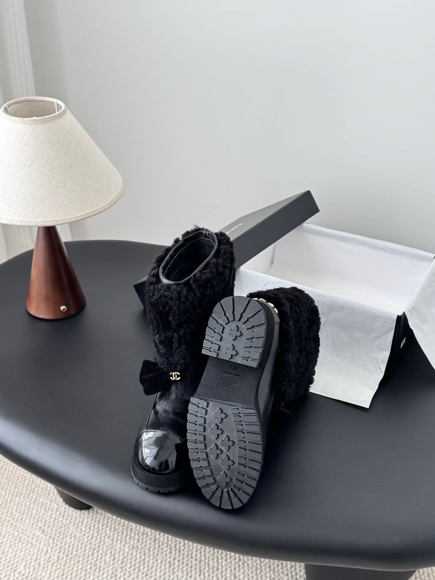 Chan 25fw plush boots with bow