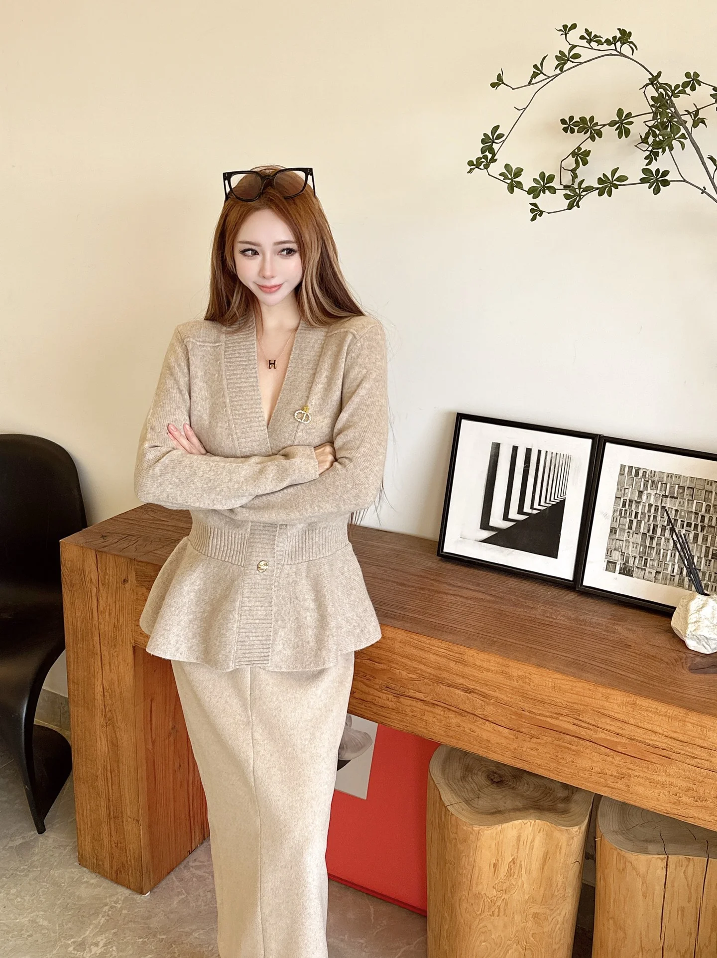 CD 26ss ruffle v-neck sweater