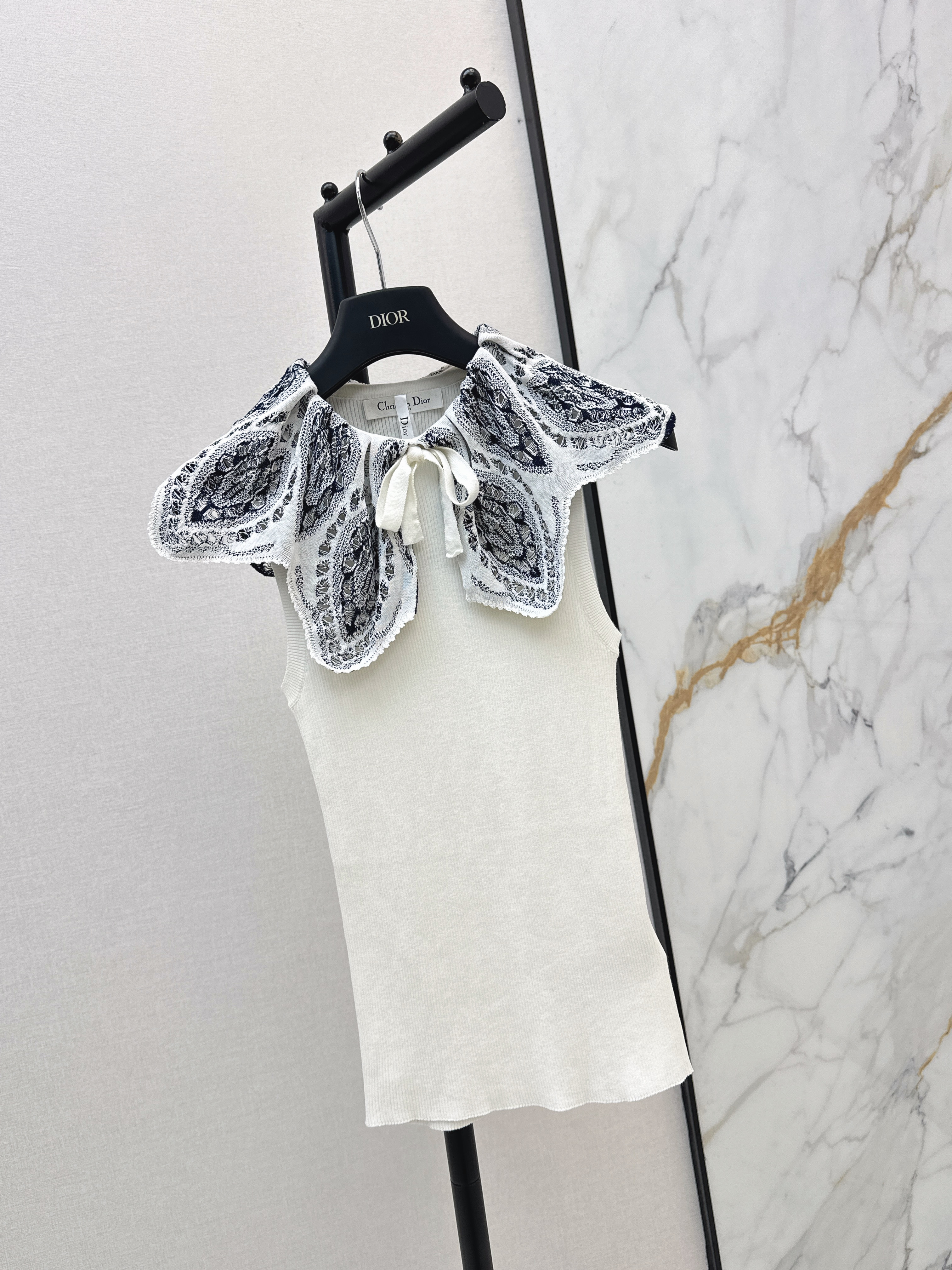 CD 26ss knit vest with print scraf collar