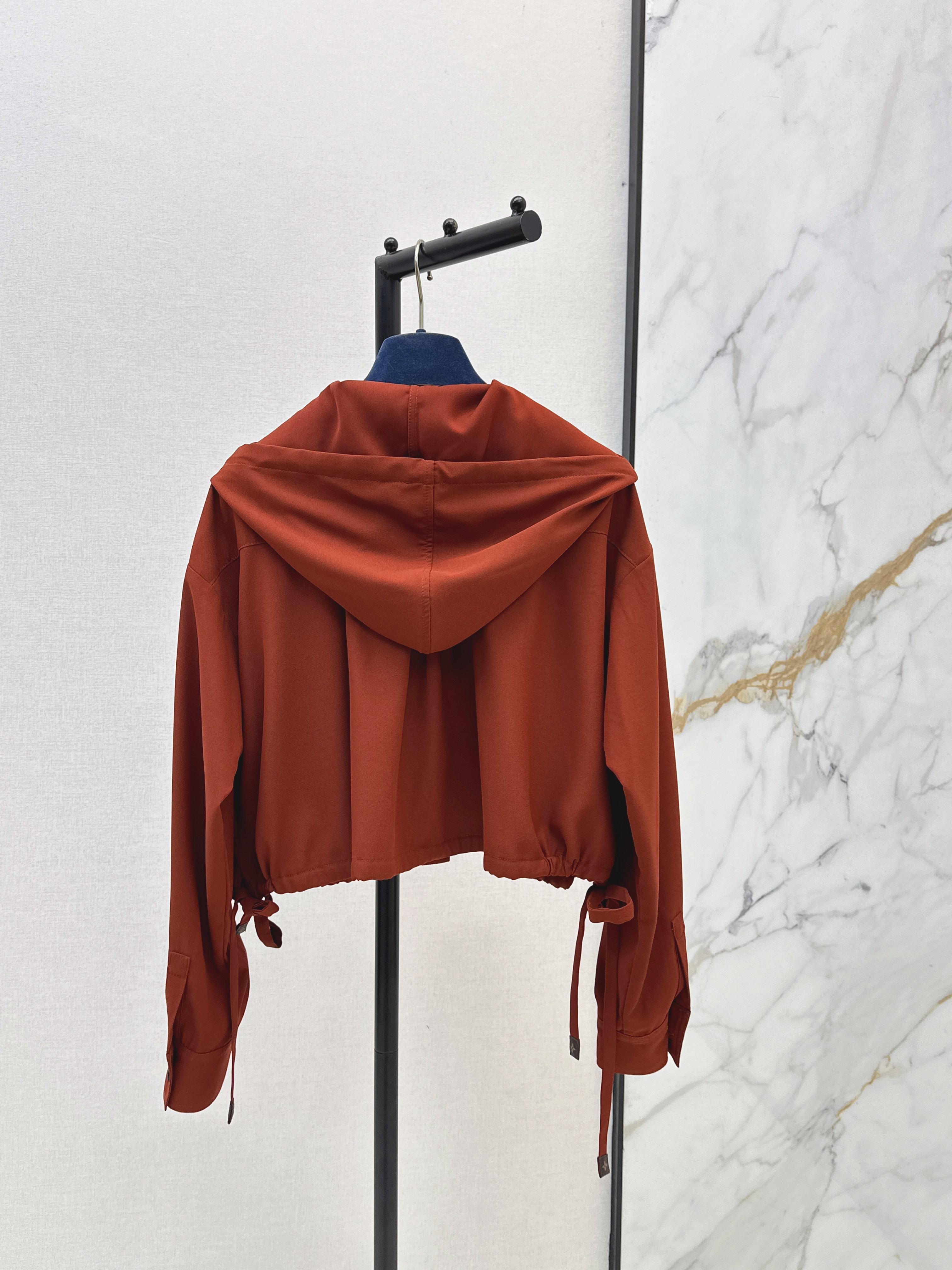 Loui 26ss hoodeddrawstring top
