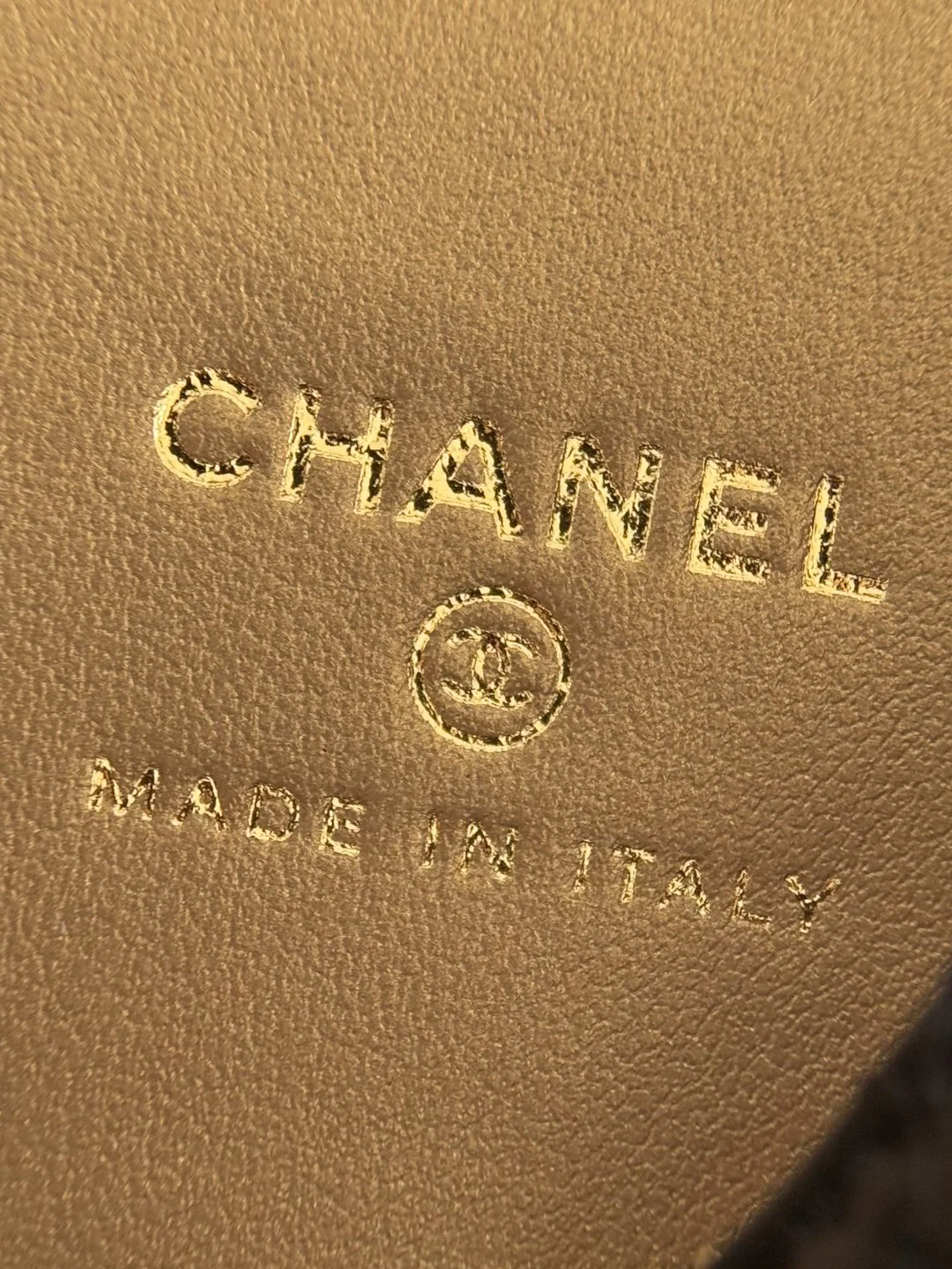 Chan chain shoulder bag with gold ball charm