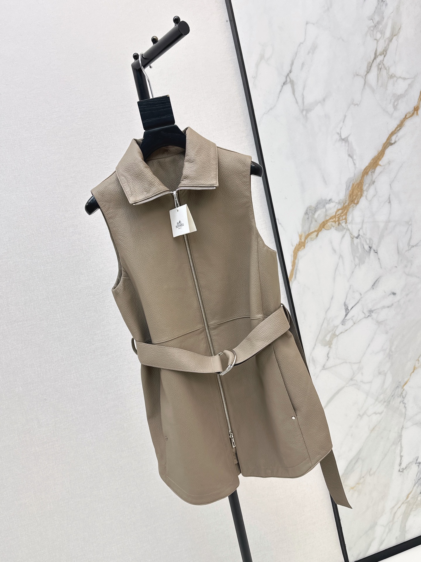 Her 26ss leather vest jacket