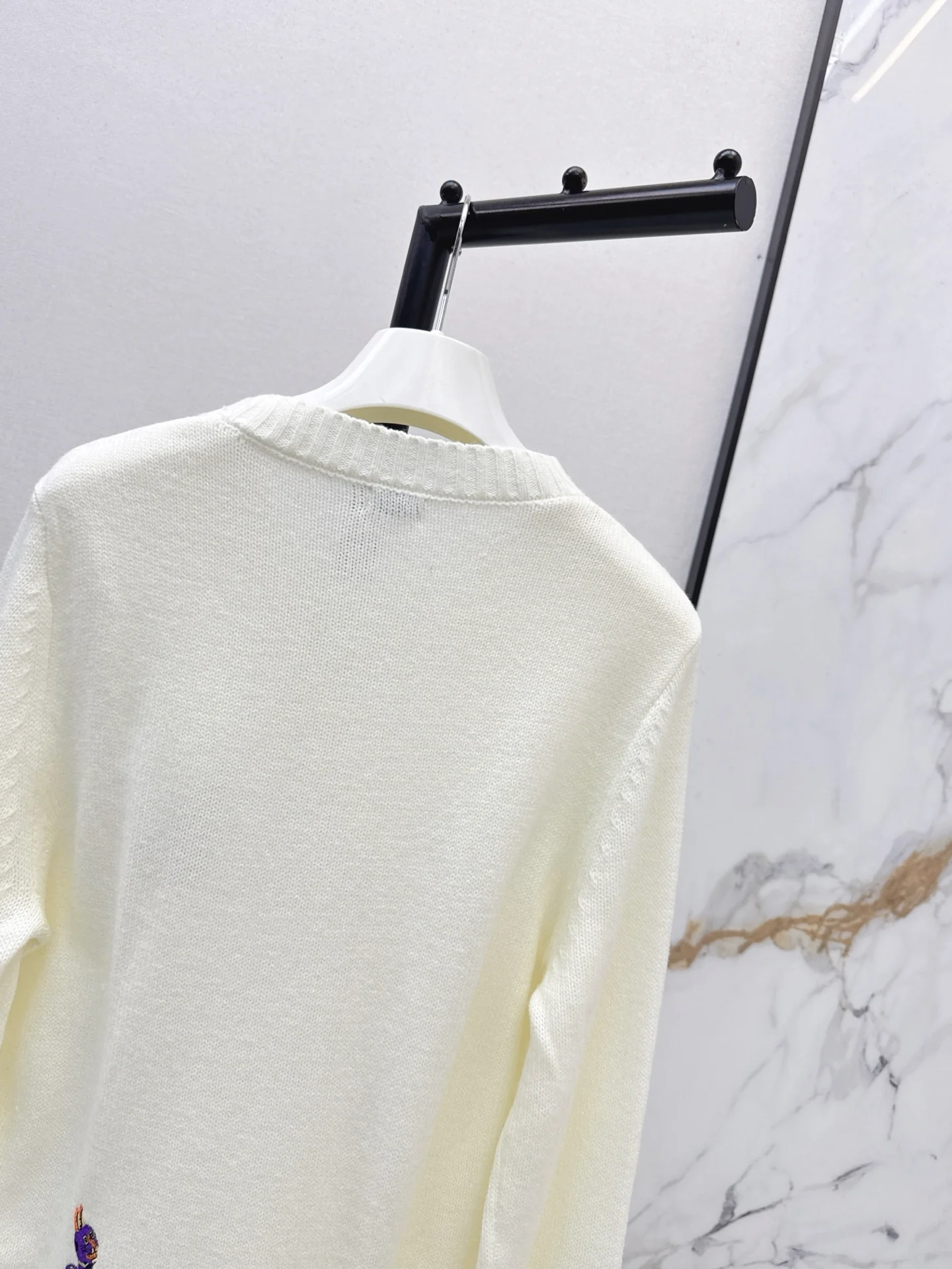 Loe 25fw embroidery sweater