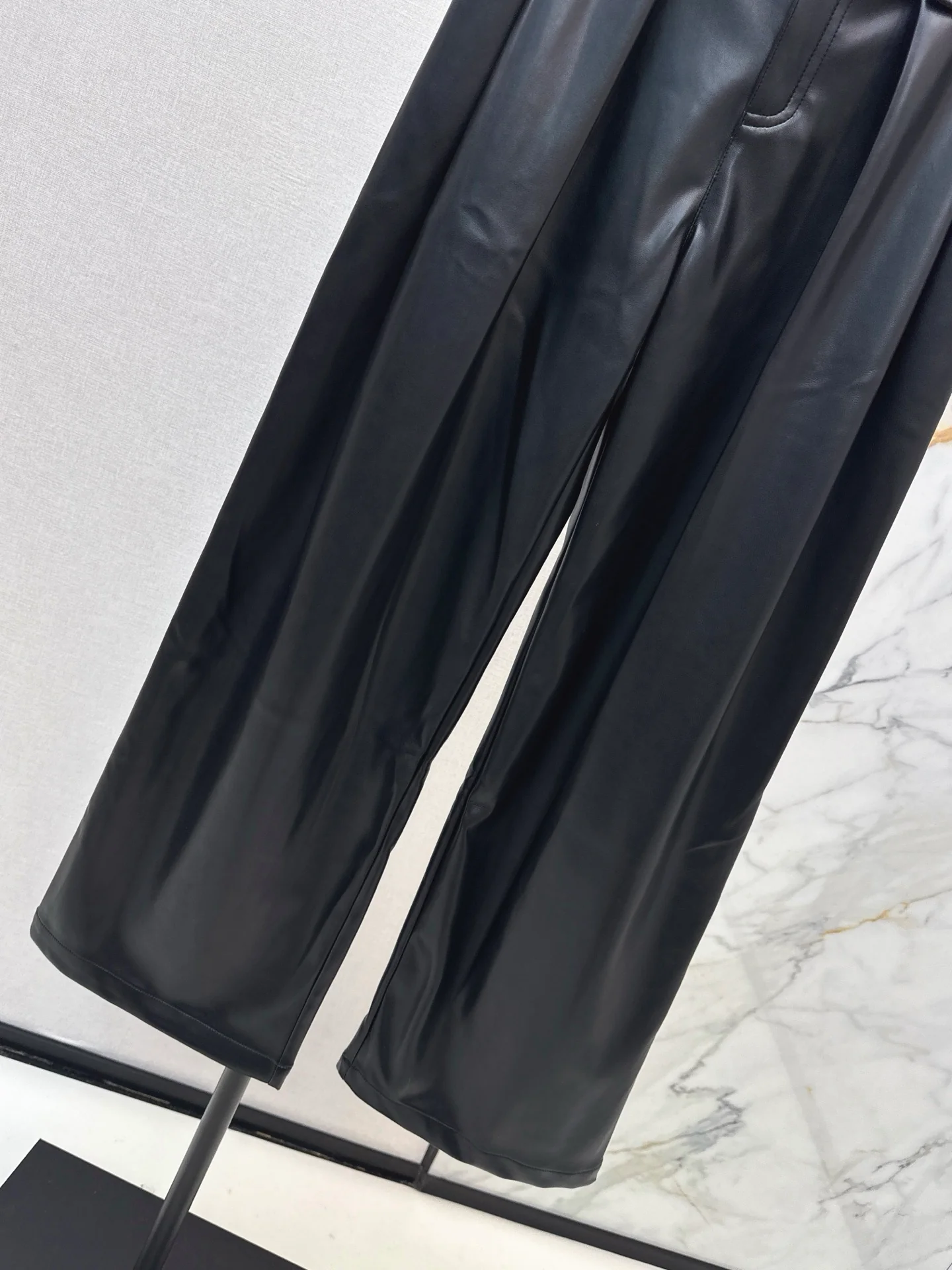 Loe 25fw pu leather pants