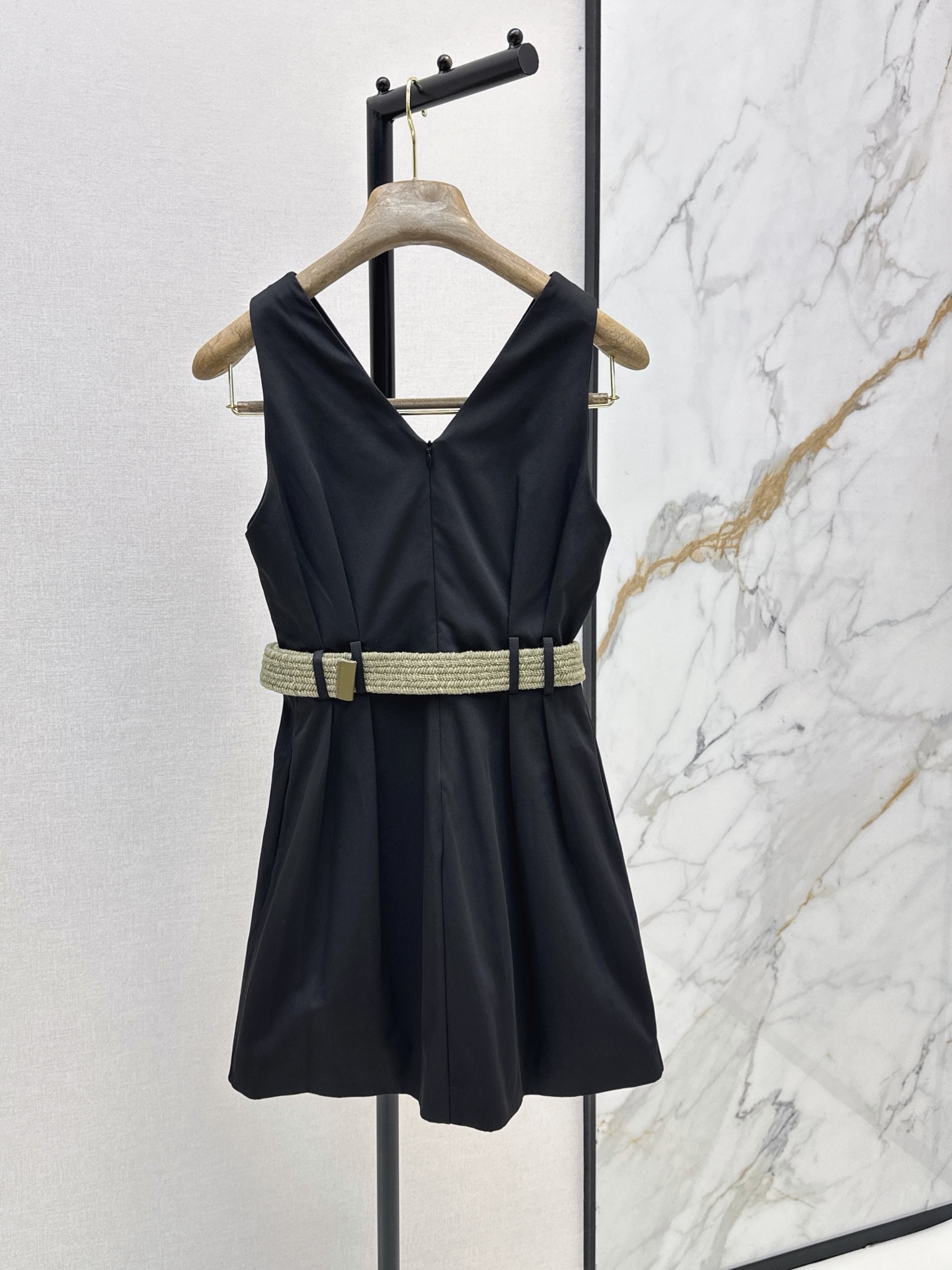Brun 26ss v-neck sleeveless belted dress
