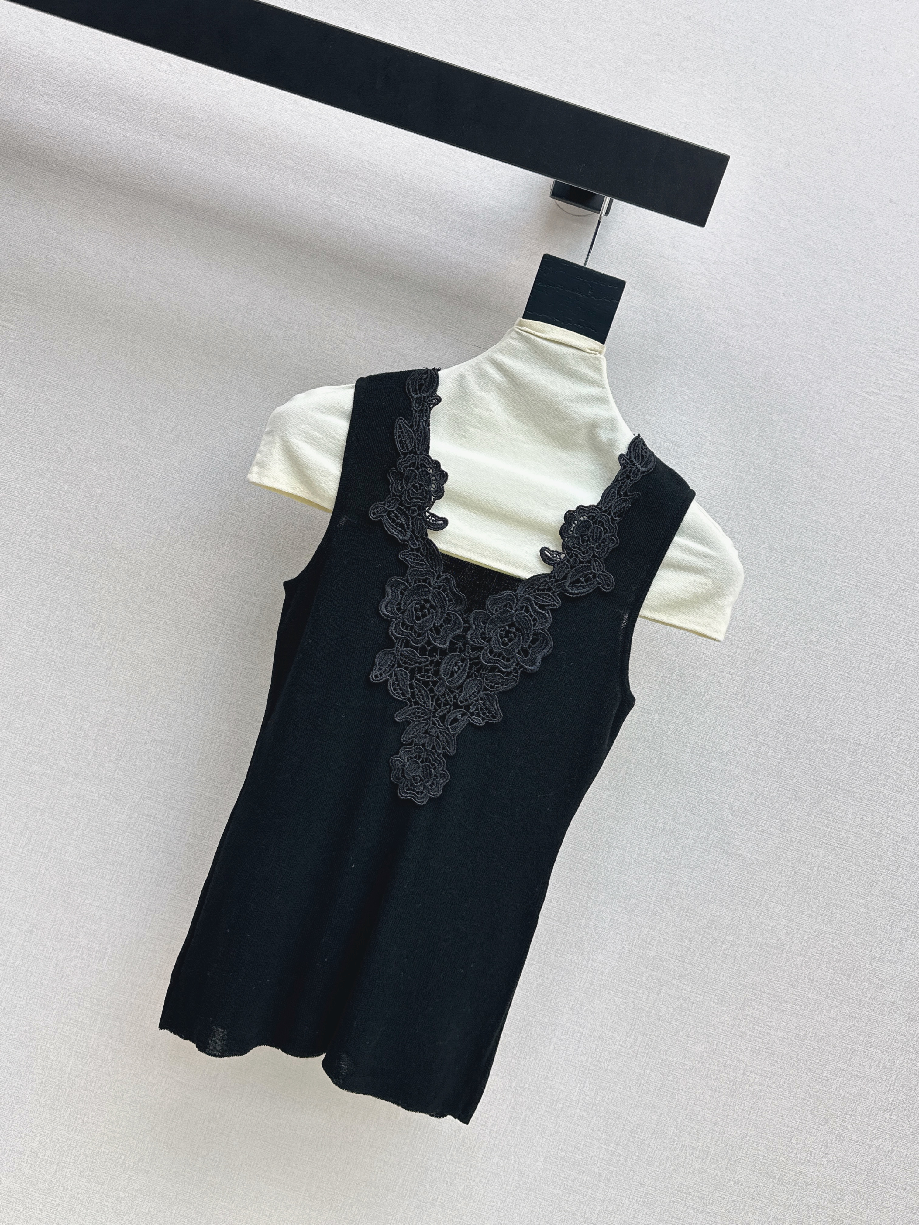 Chol 26ss lace contrac sleeveless vest