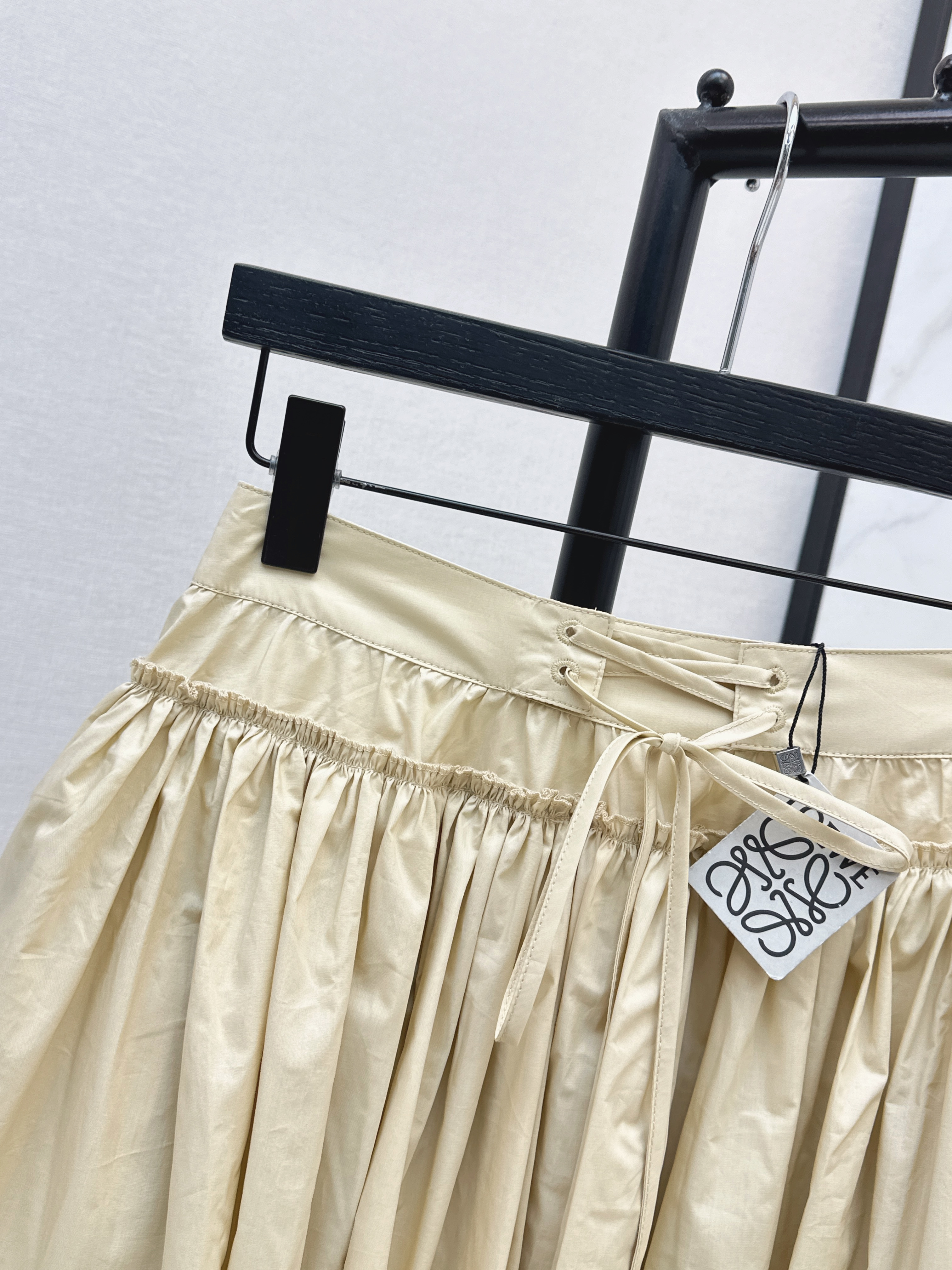 Loe 26ss ruffle mini skirt