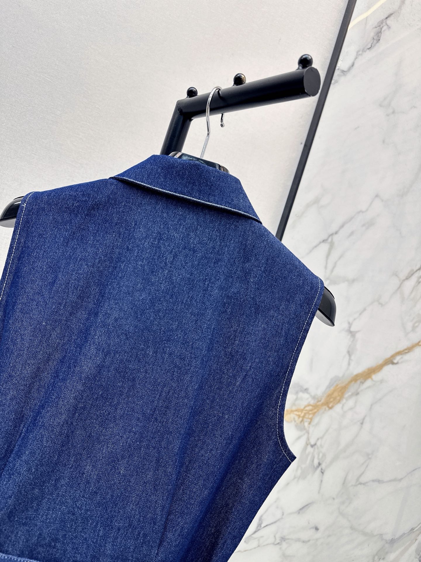 Celi 26ss sleeveless belted denim shirt