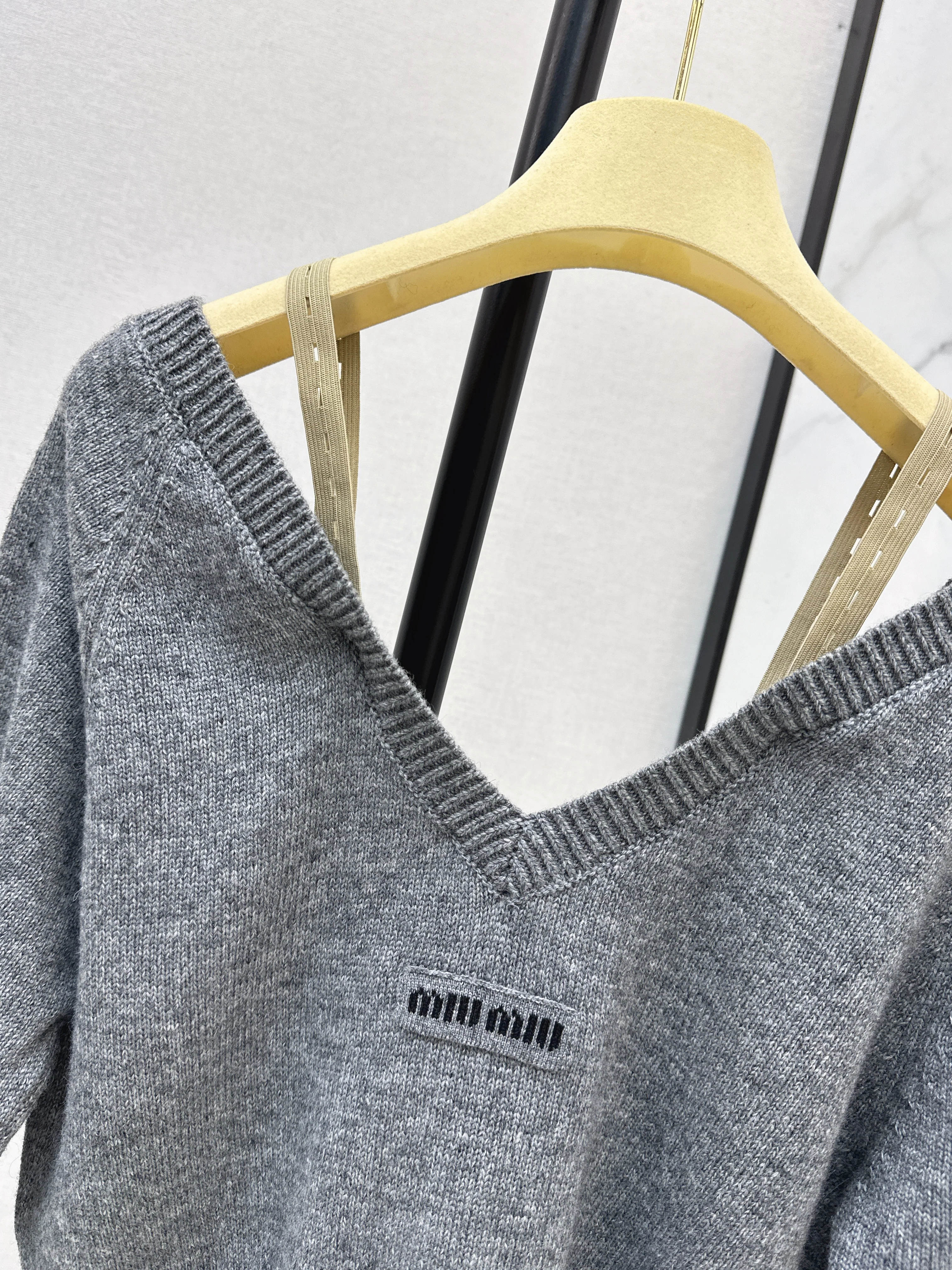 Miu 26ss off shoulder knit cardigan