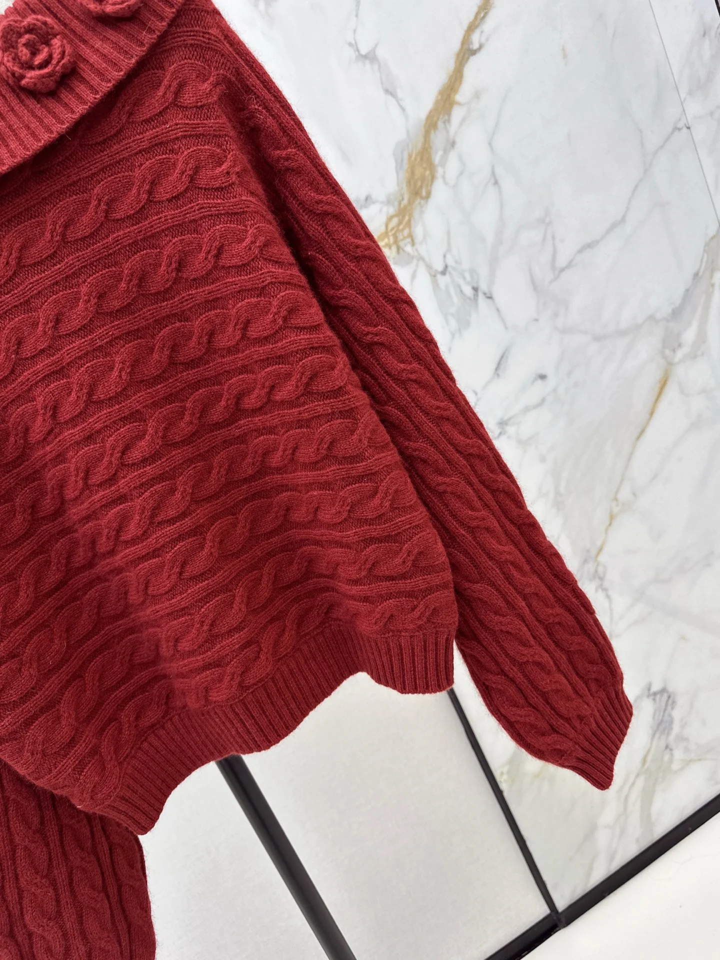 Chan 26ss off shoulder top sweater