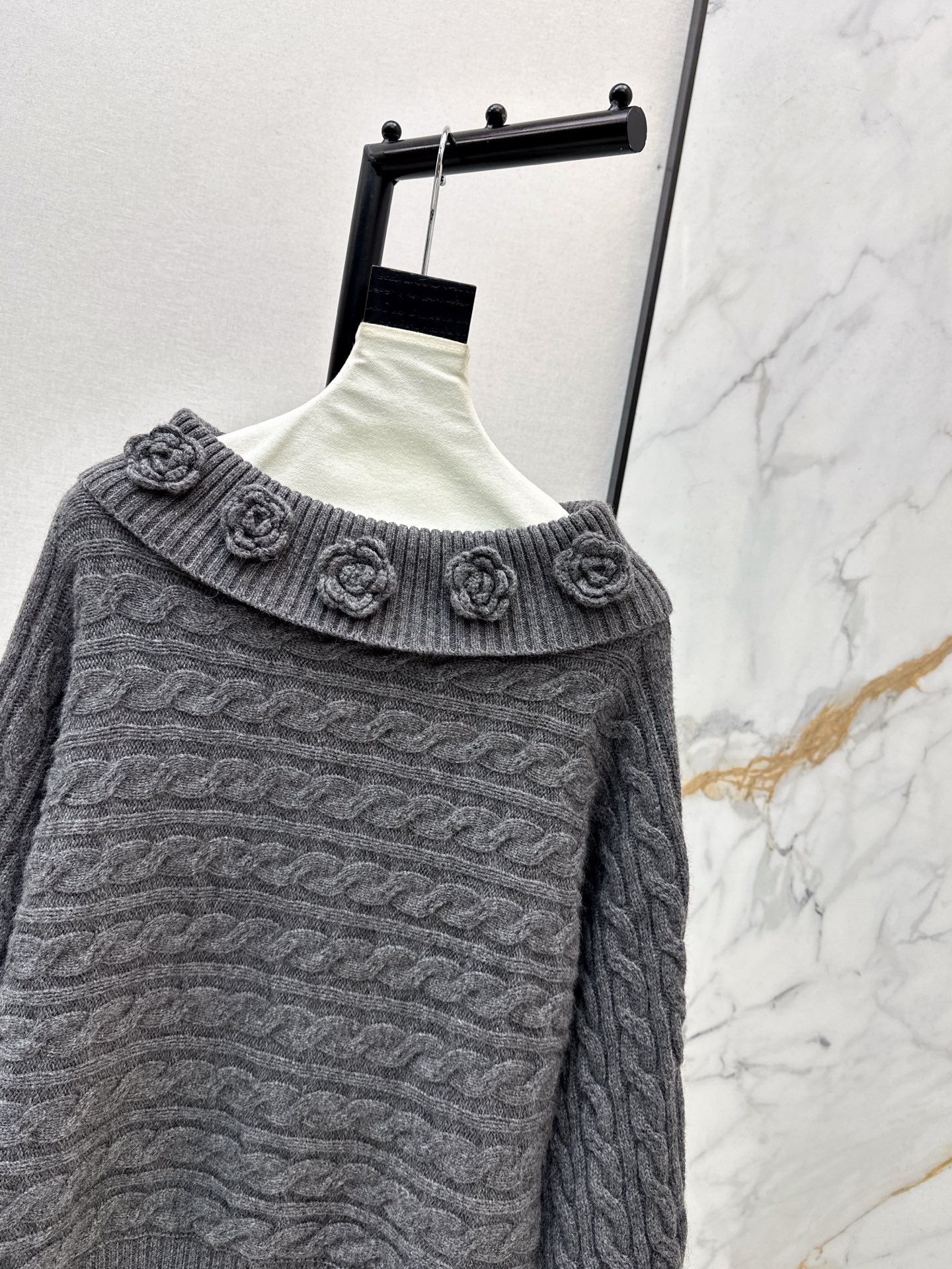 Chan 26ss off shoulder top sweater