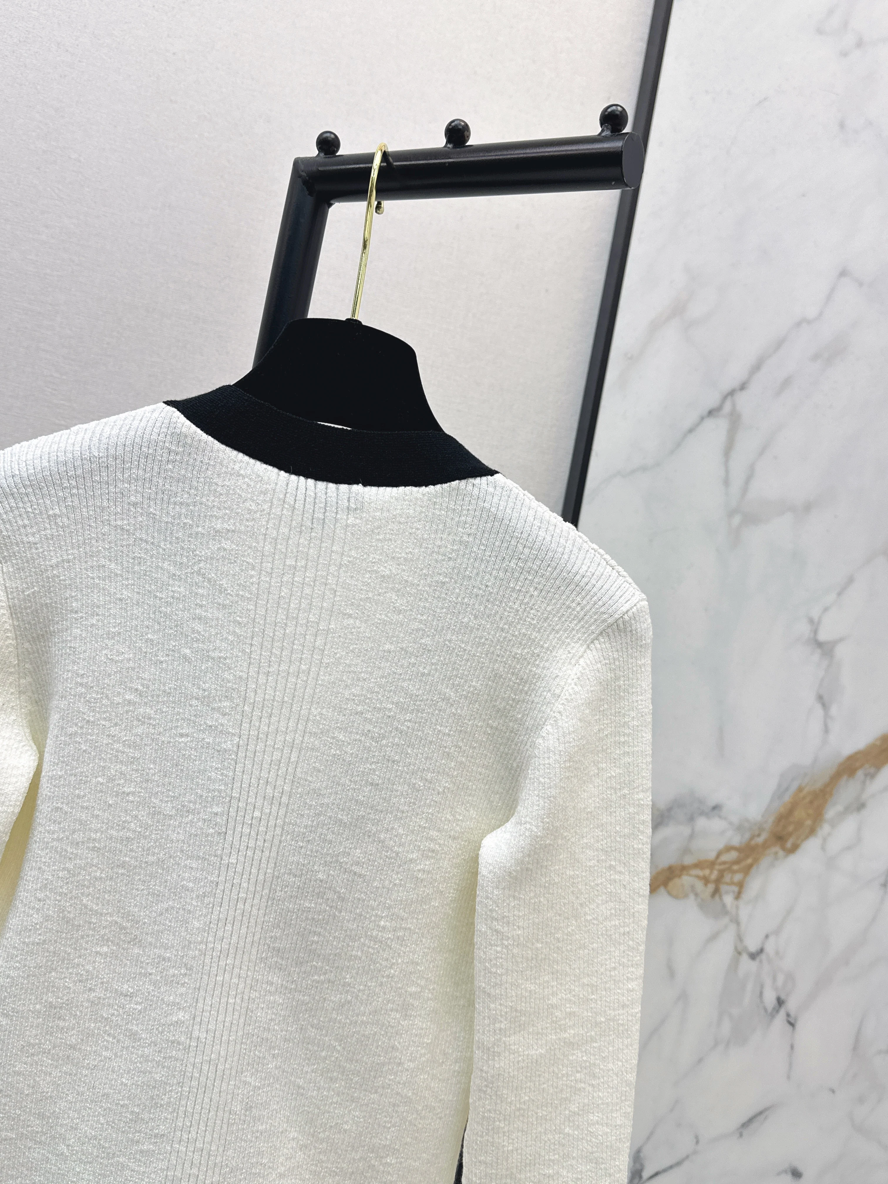 Chan 26ss v-neck cardigan